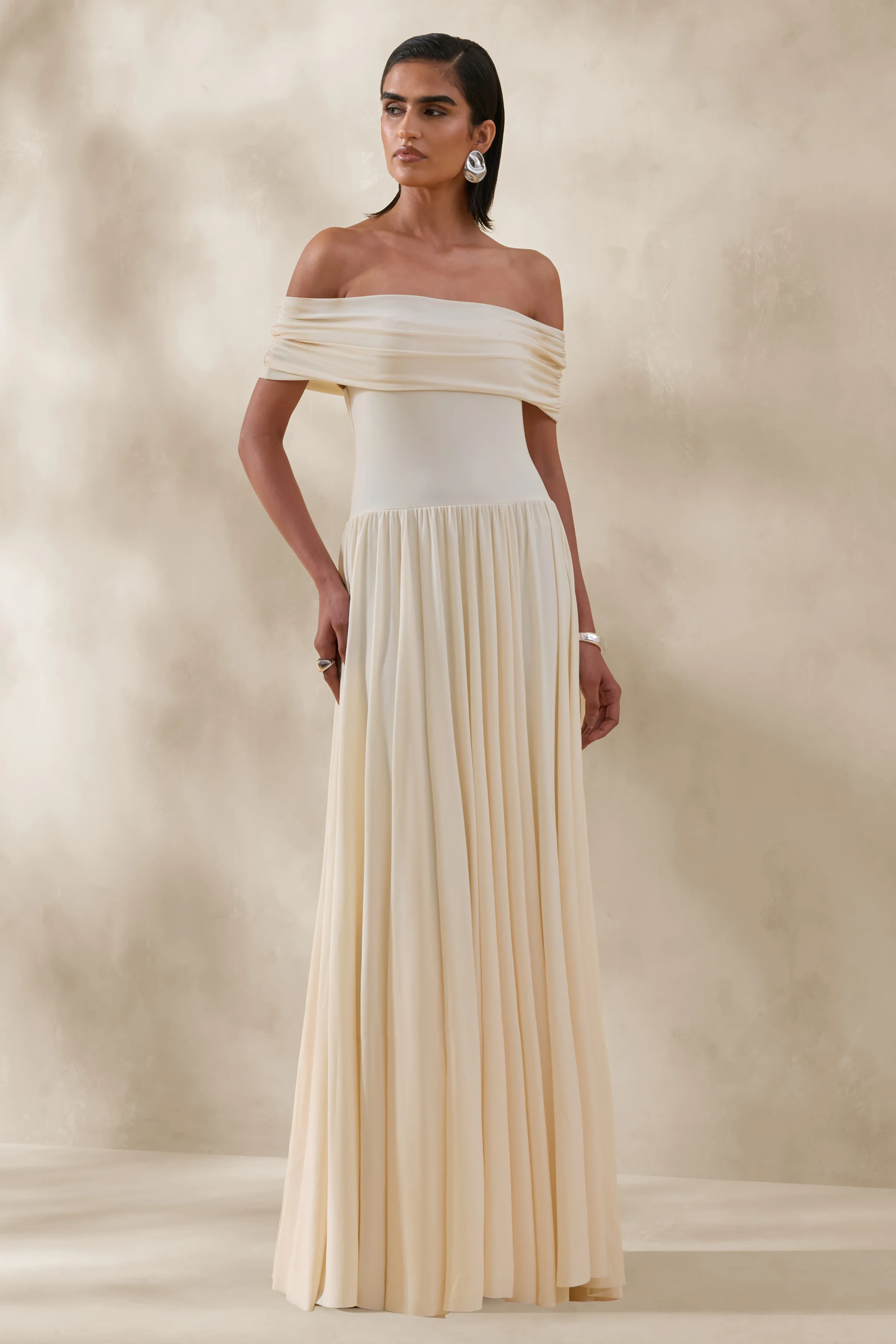 Cindie | Robe longue crème à encolure bardot - Image 5