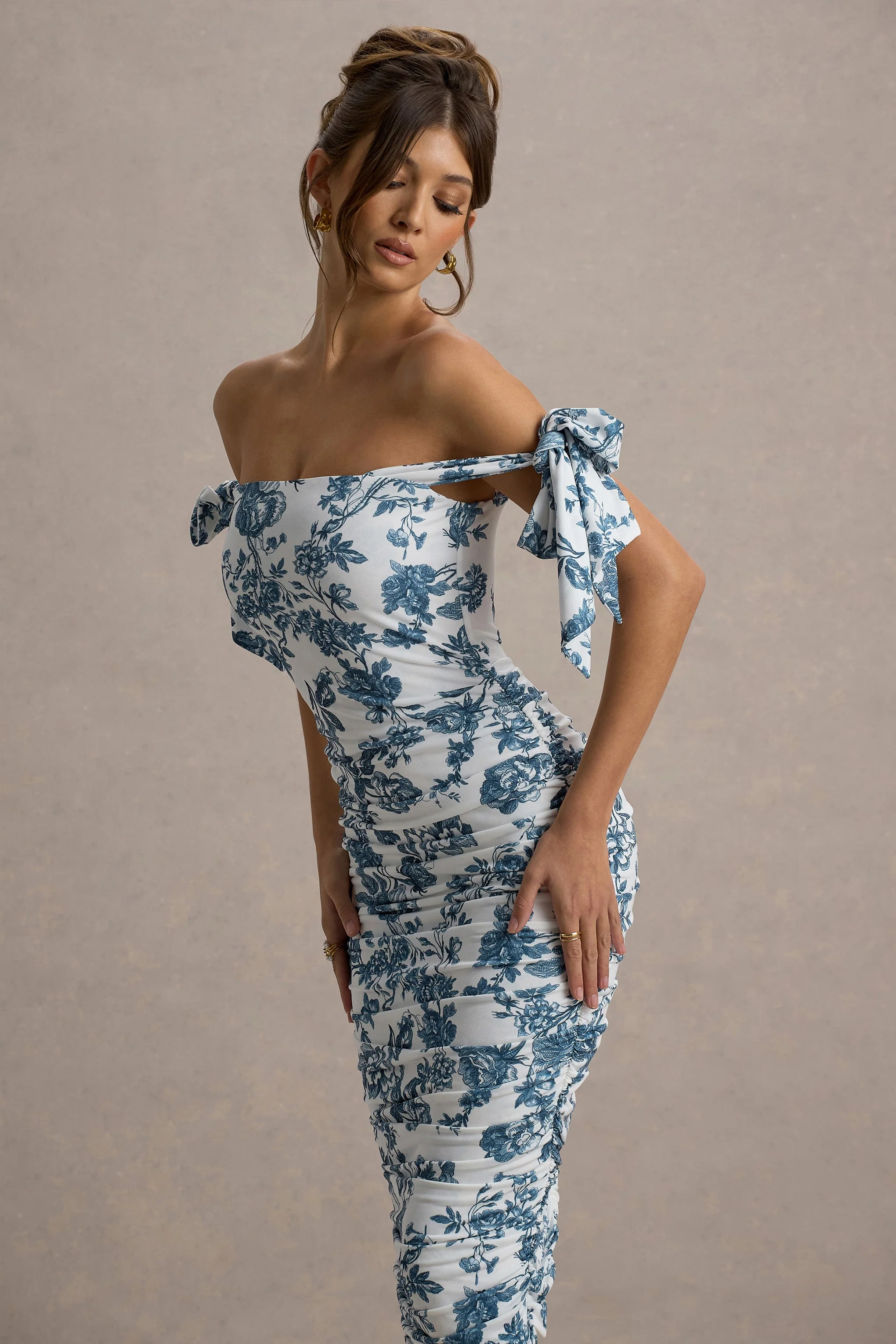 Citrus | Robe Mi-Longue Bleue à Imprimé Porcelaine Décolleté Bardot et Bretelles à Nœuds - Image 3
