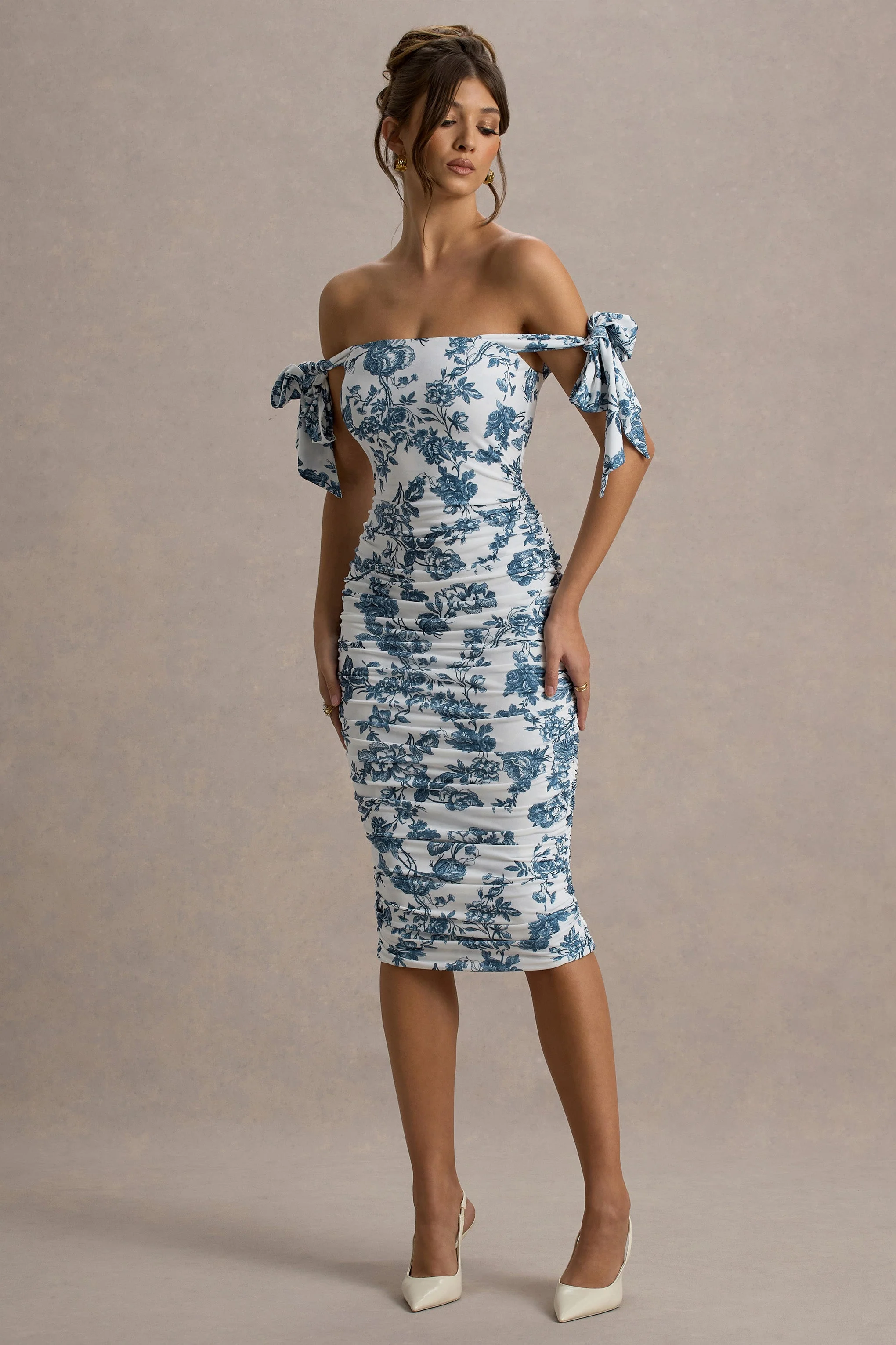 Citrus | Robe Mi-Longue Bleue à Imprimé Porcelaine Décolleté Bardot et Bretelles à Nœuds - Image 5