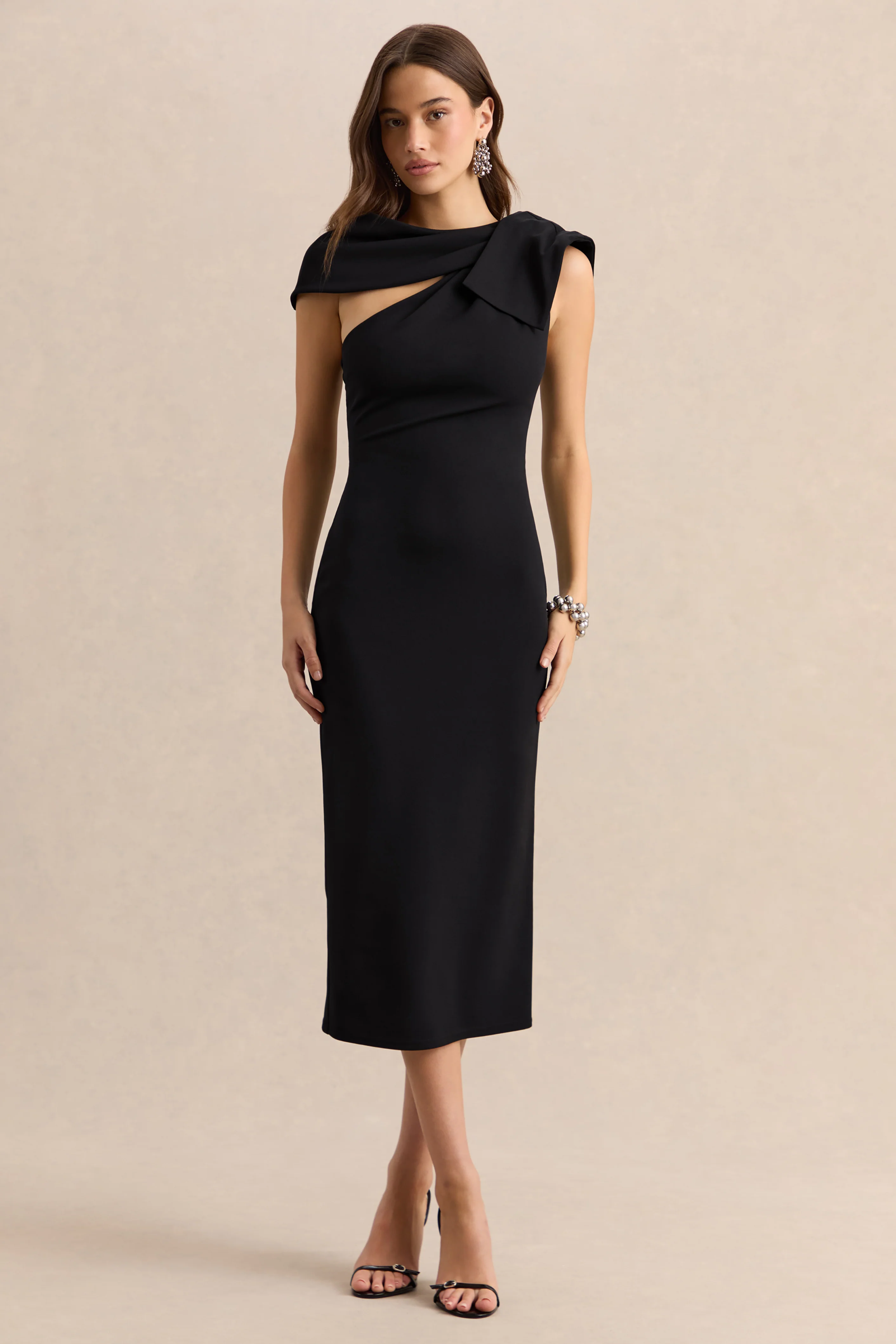 Clarina | Robe mi-longue noire à encolure asymétrique avec détail nœud