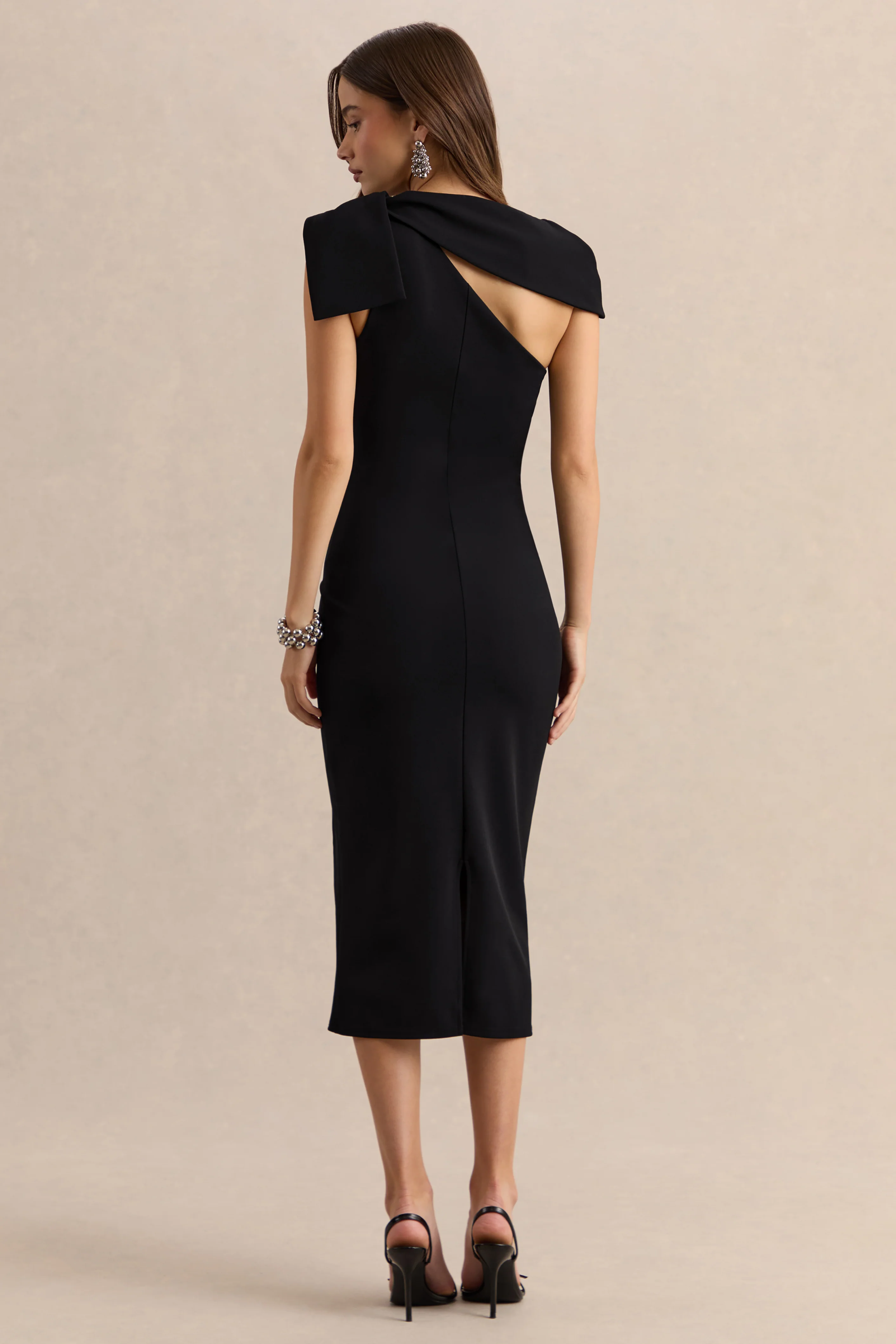 Clarina | Robe mi-longue noire à encolure asymétrique avec détail nœud - Image 2