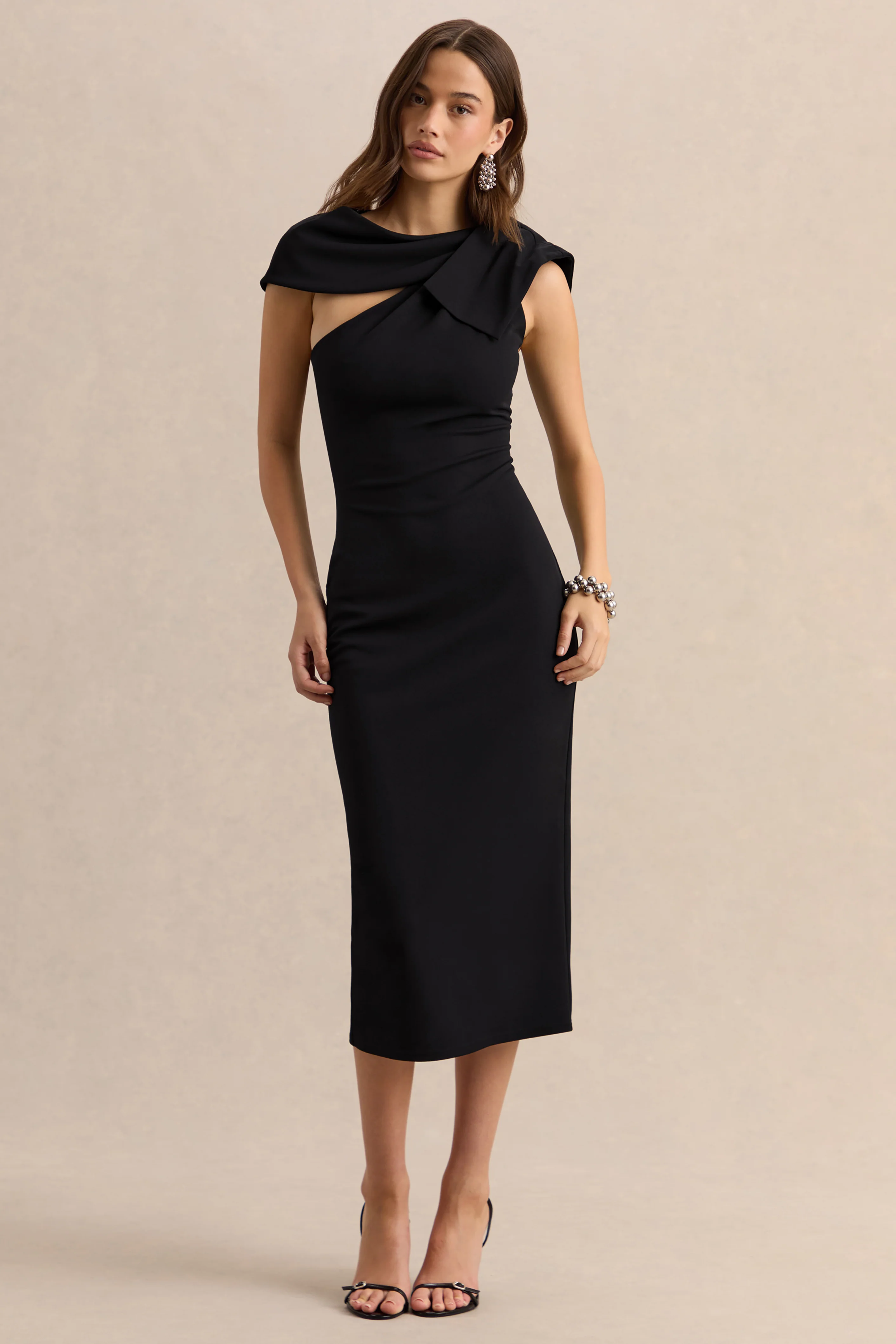 Clarina | Robe mi-longue noire à encolure asymétrique avec détail nœud - Image 4