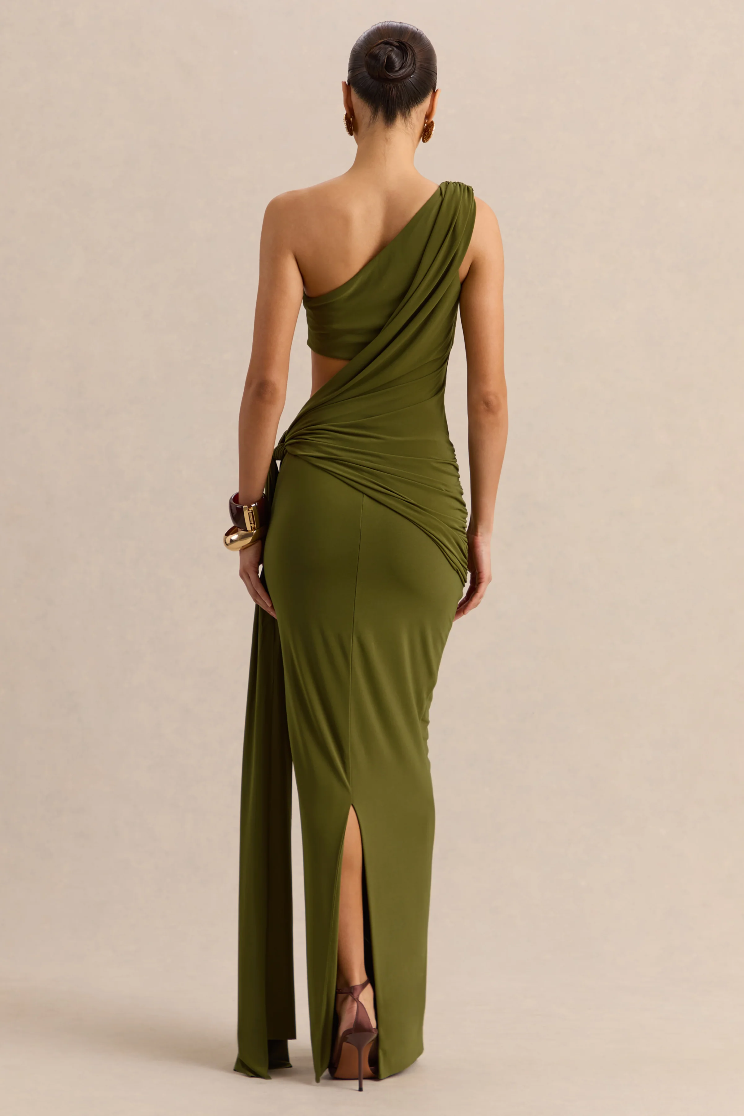Clarosia | Robe longue verte à encolure asymétrique avec découpes et détail écharpe - Image 2