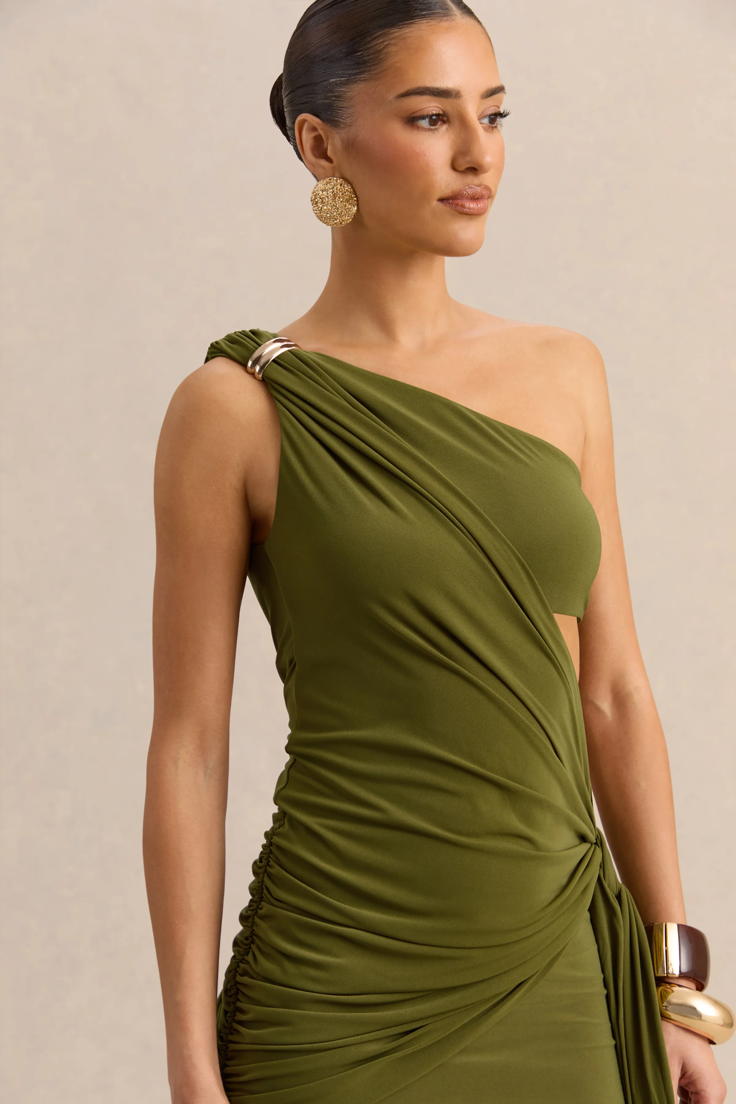 Clarosia | Robe longue verte à encolure asymétrique avec découpes et détail écharpe - Image 5