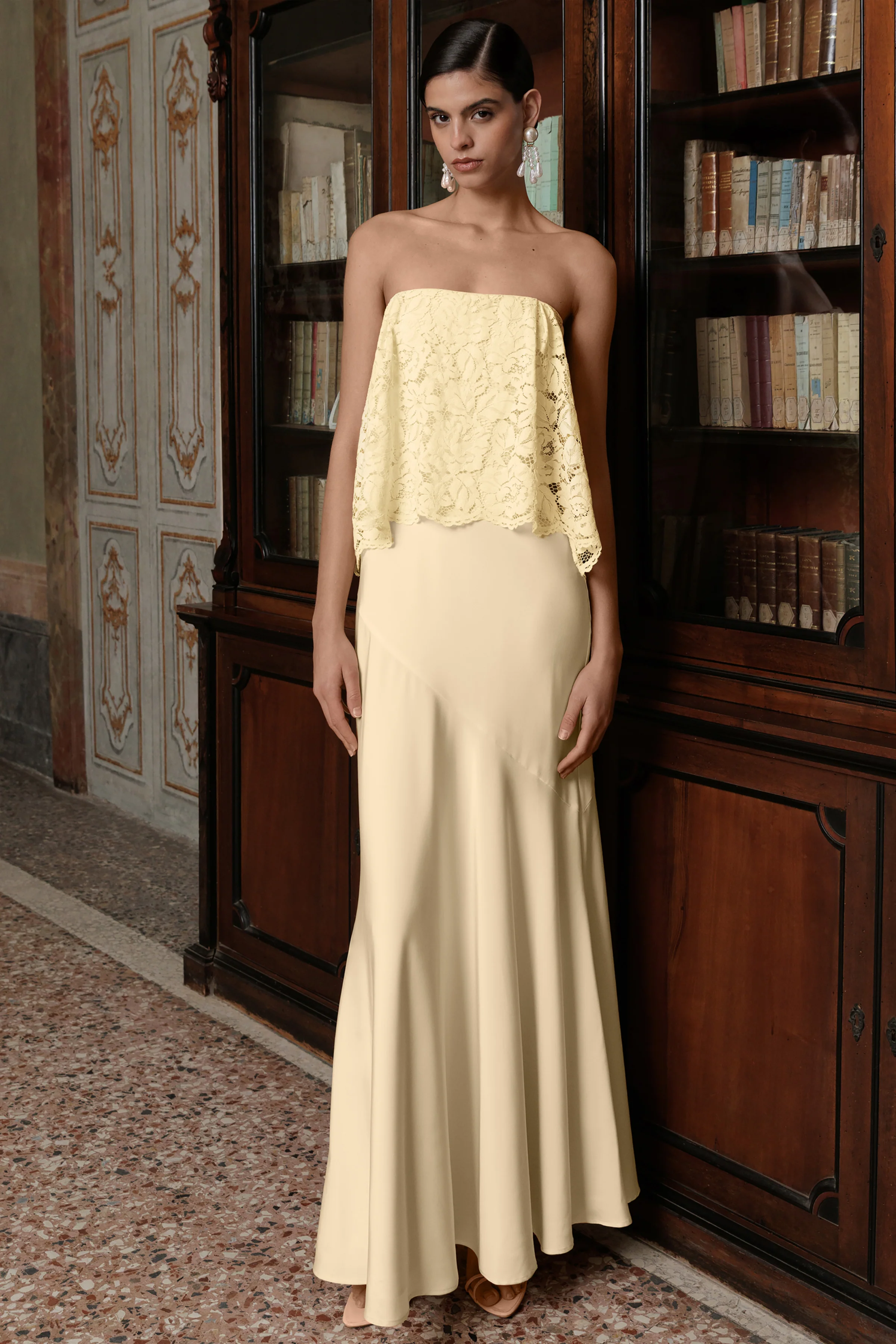 Clemency | Robe longue bandeau en dentelle et satin mat citron - Image 7