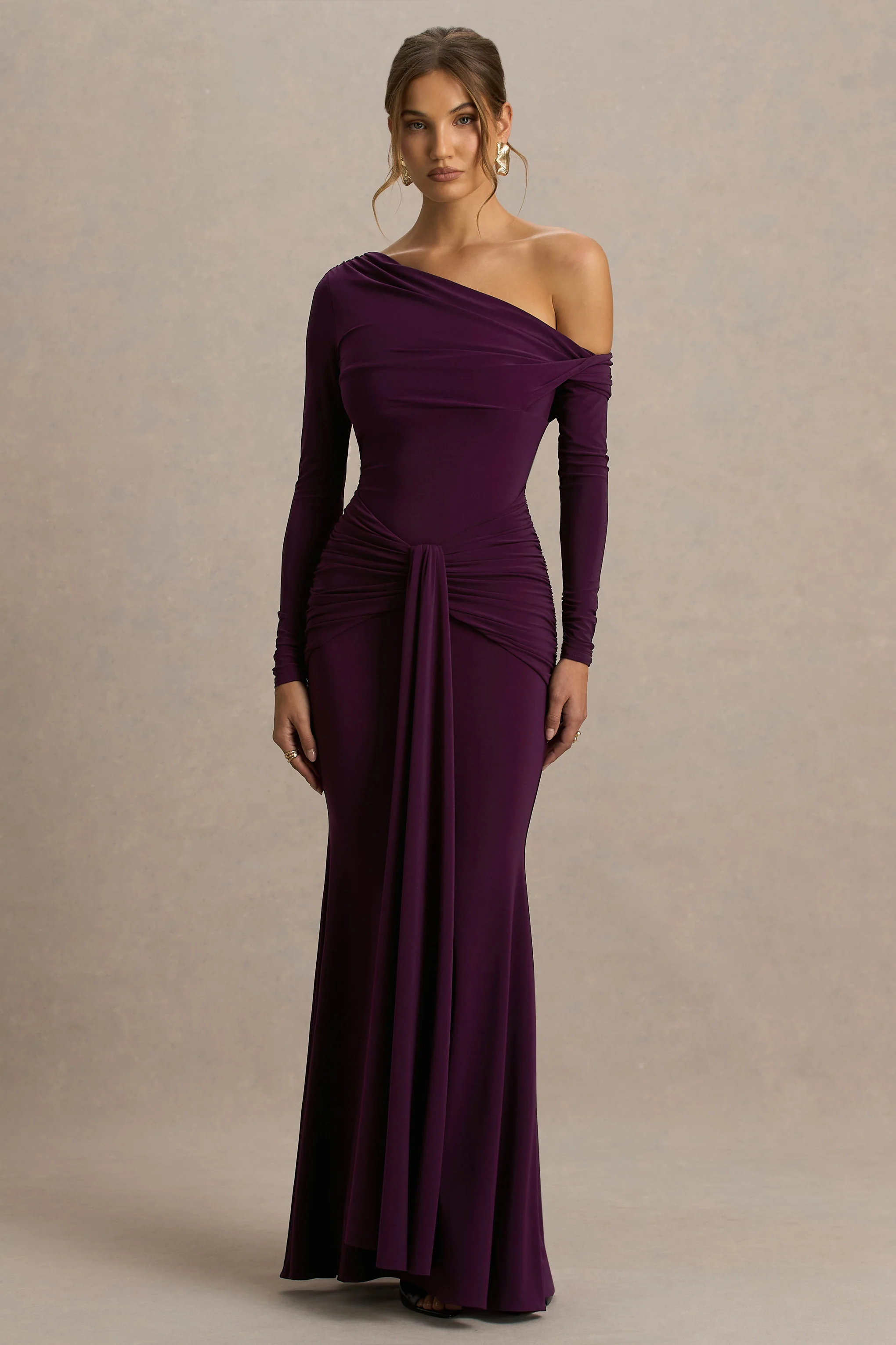 Clover | Robe longue bordeaux à encolure asymétrique avec drapé et nœud