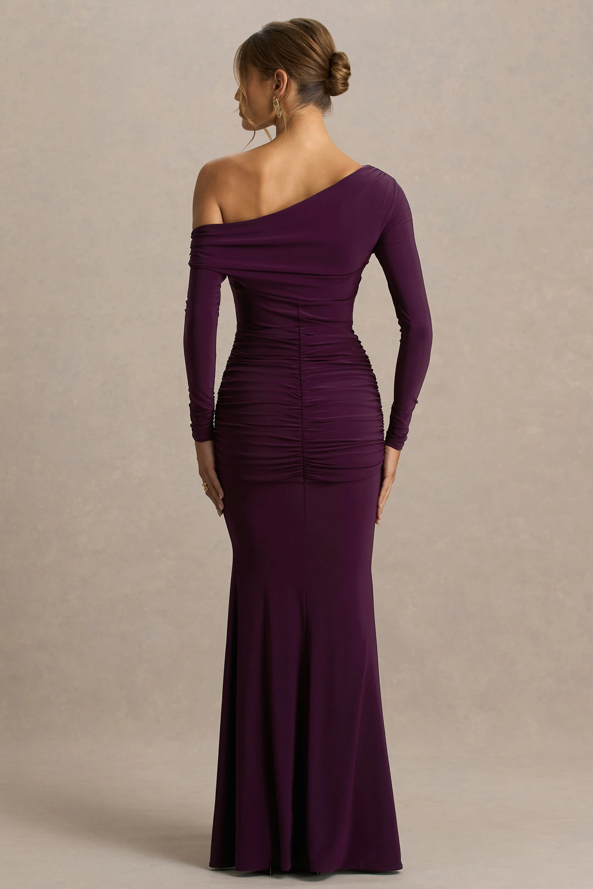 Clover | Robe longue bordeaux à encolure asymétrique avec drapé et nœud - Image 2