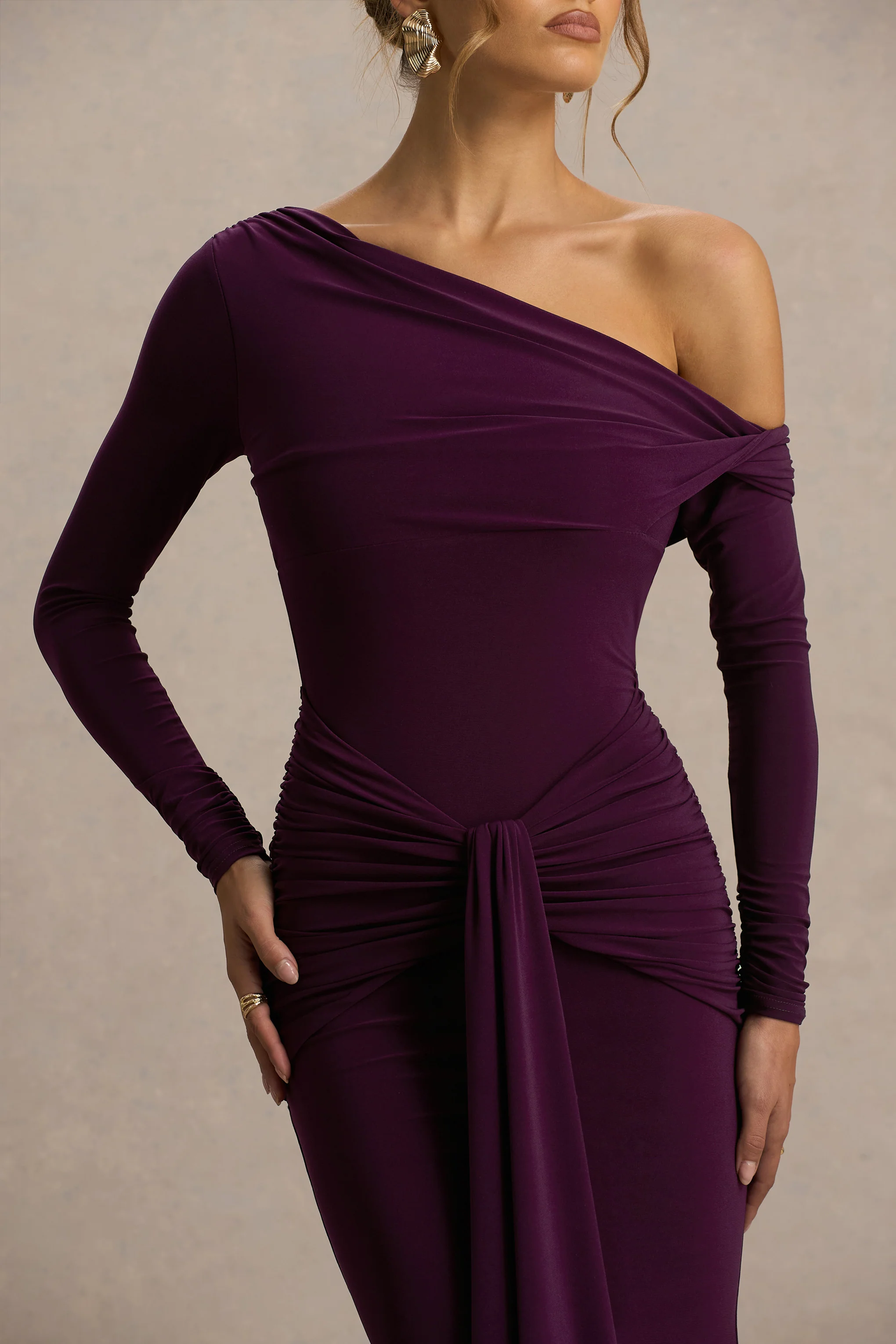 Clover | Robe longue bordeaux à encolure asymétrique avec drapé et nœud - Image 4