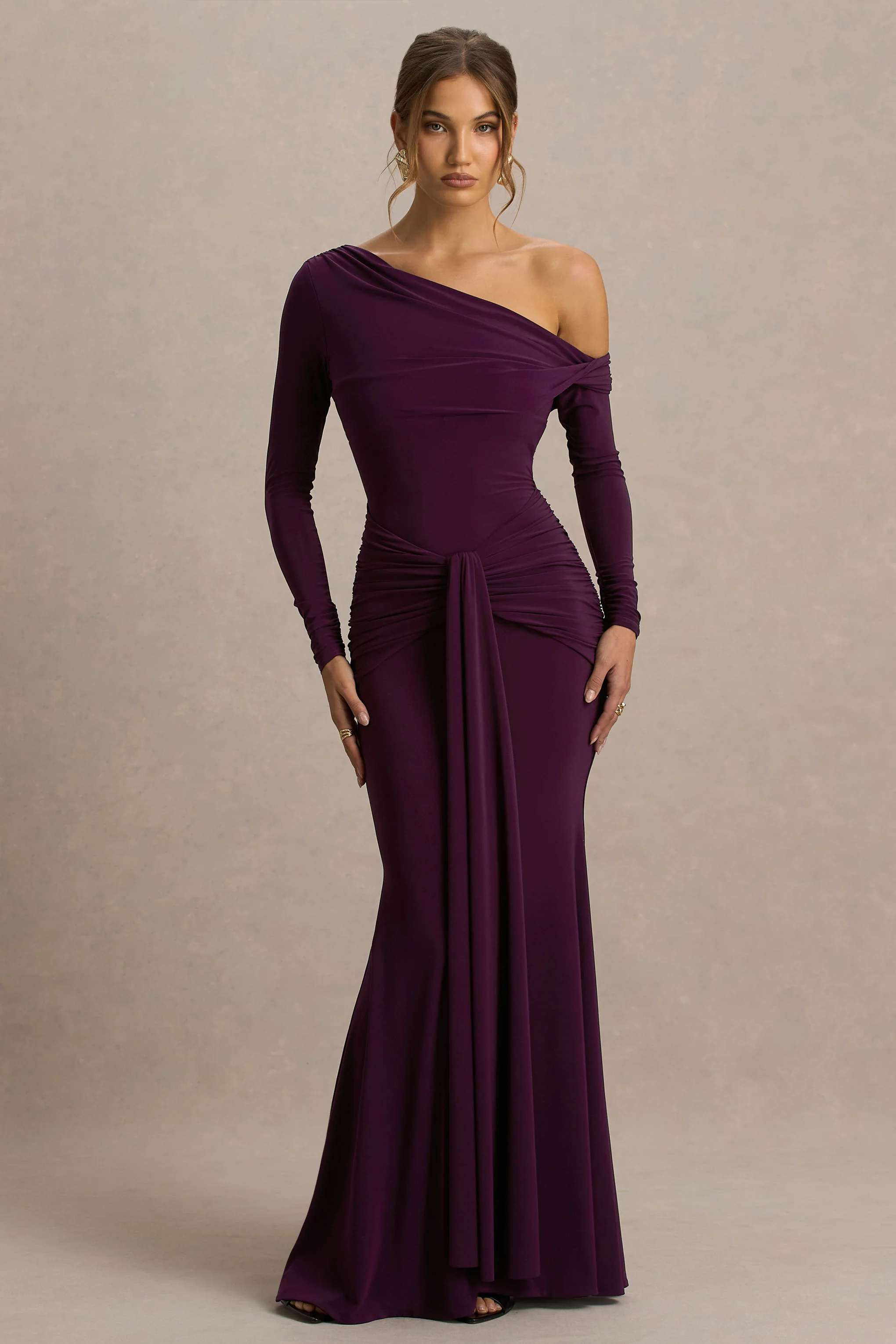 Clover | Robe longue bordeaux à encolure asymétrique avec drapé et nœud - Image 5