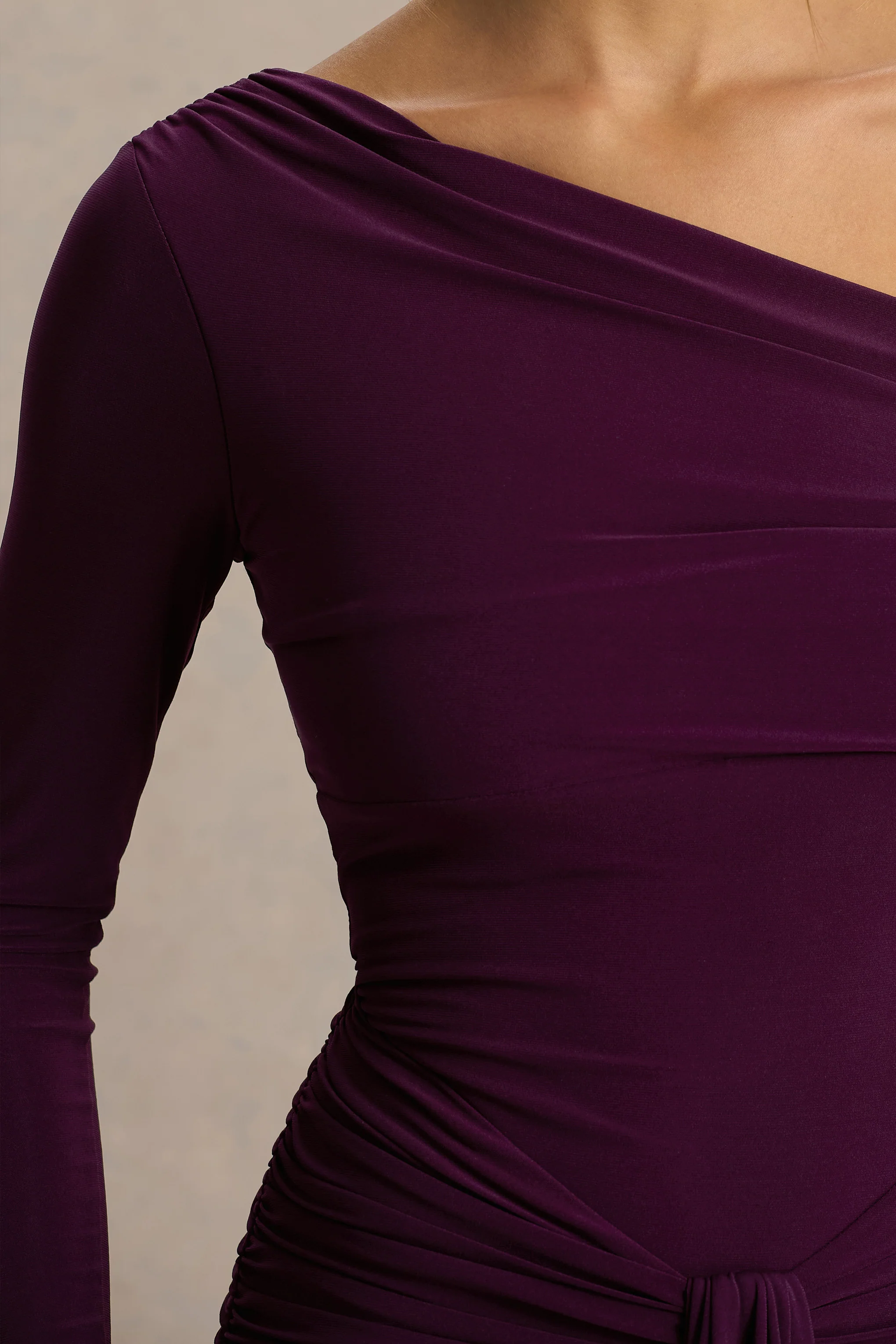 Clover | Robe longue bordeaux à encolure asymétrique avec drapé et nœud - Image 6