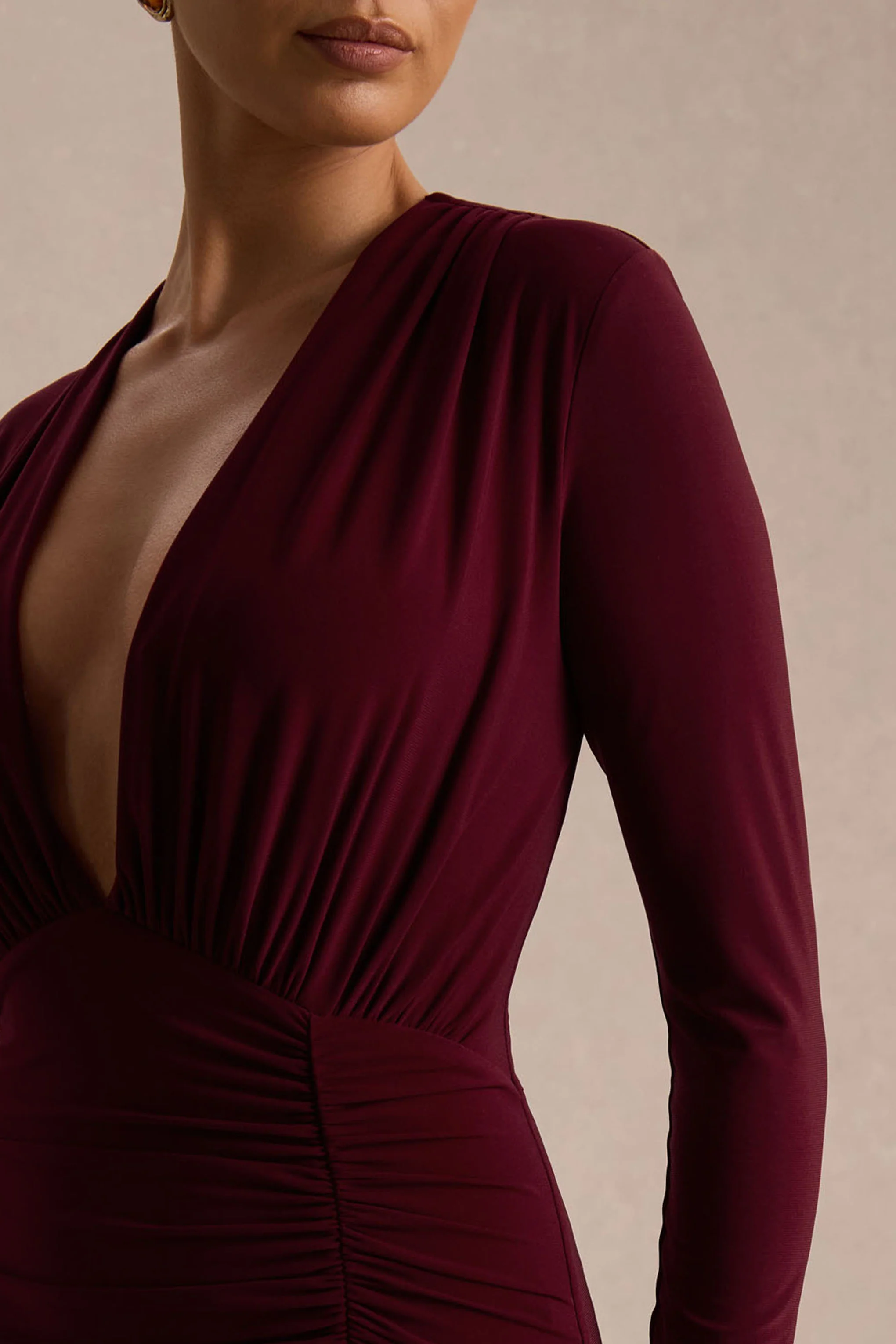 Command | Robe longue bordeaux à décolleté plongeant et fente haute sur le devant - Image 3