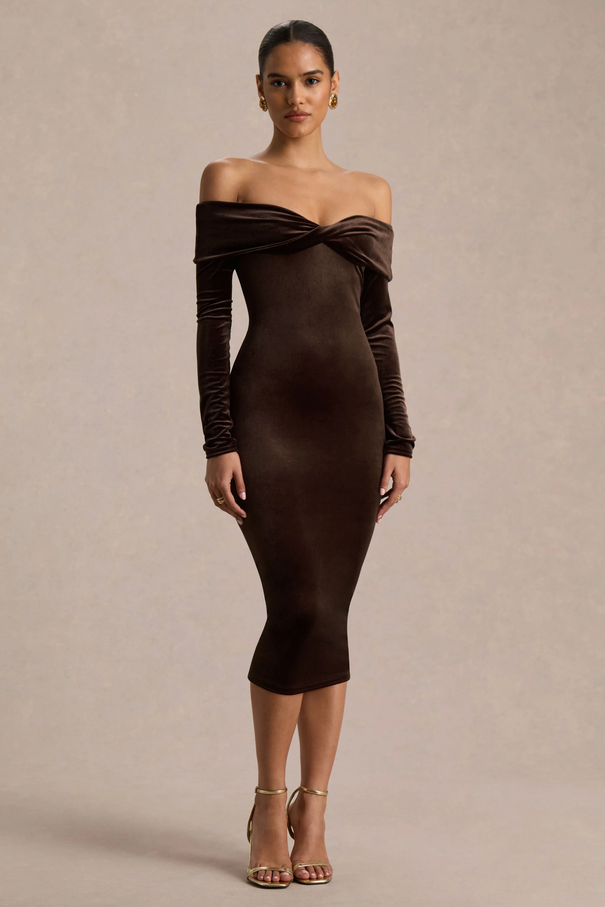 Compliment | Robe mi-longue en velours marron à encolure bardot - Image 2
