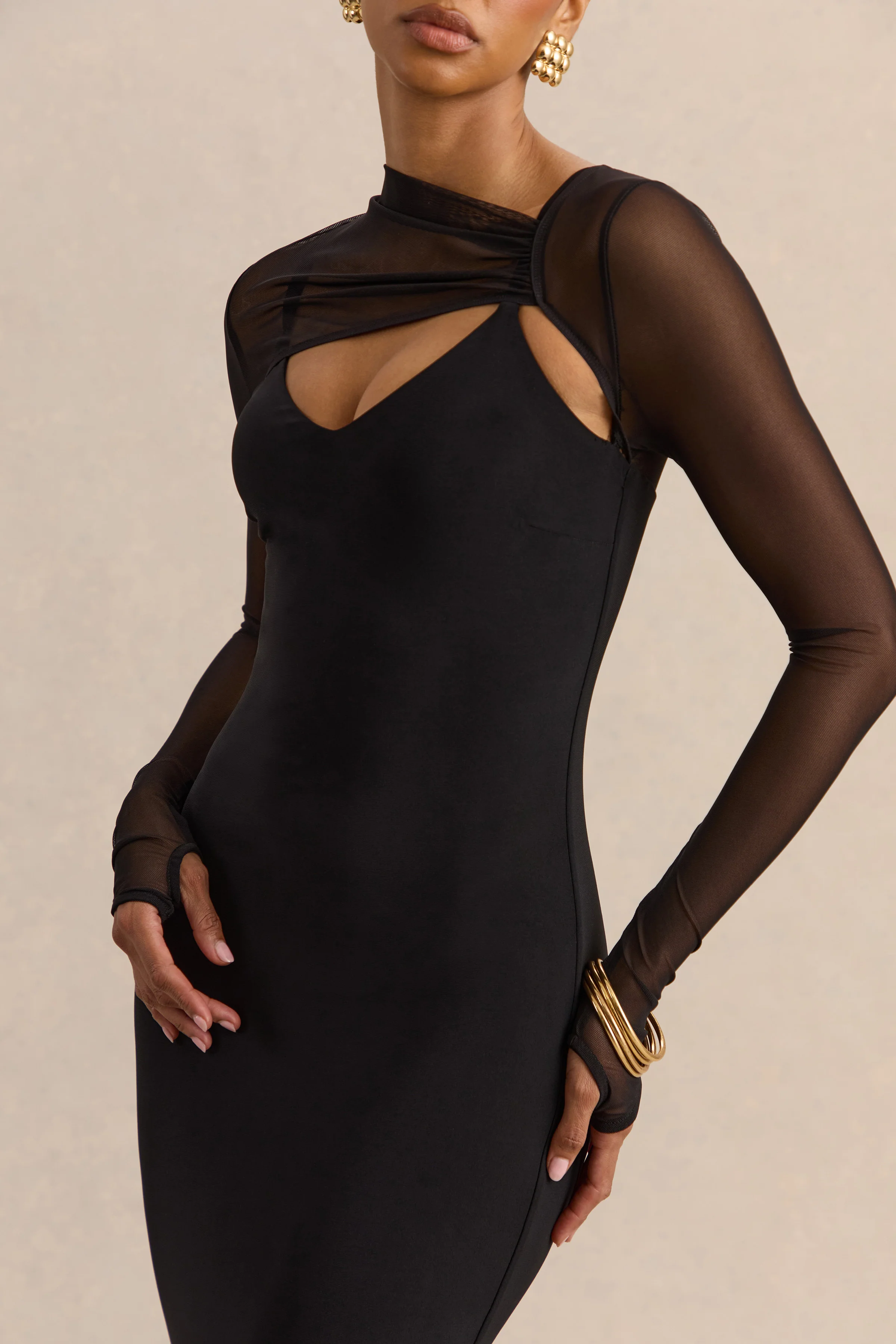 Coralia | Robe longue noire à encolure asymétrique avec manches longues en mesh - Image 8