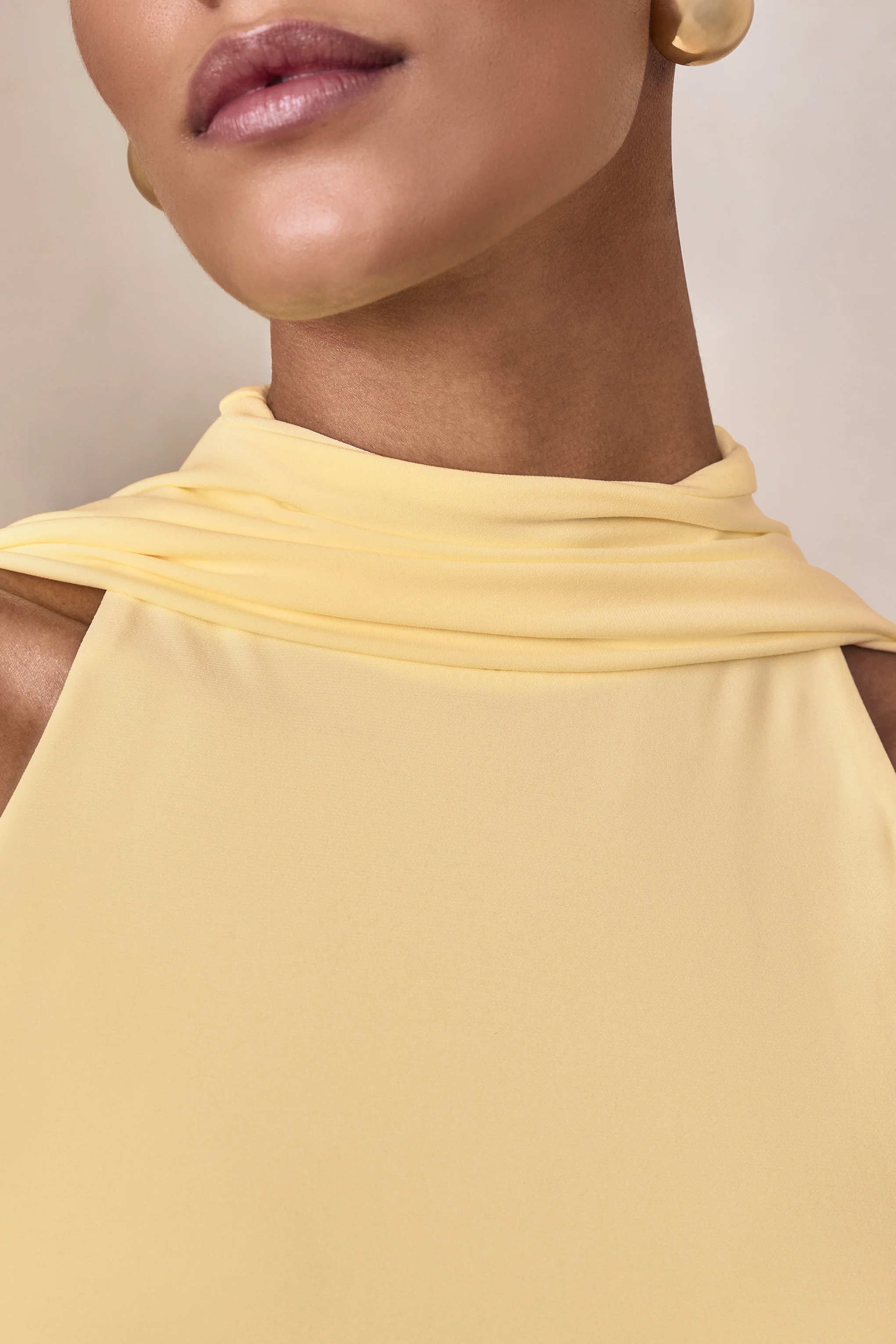 Cordy | Robe longue citron à col haut avec cape - Image 7