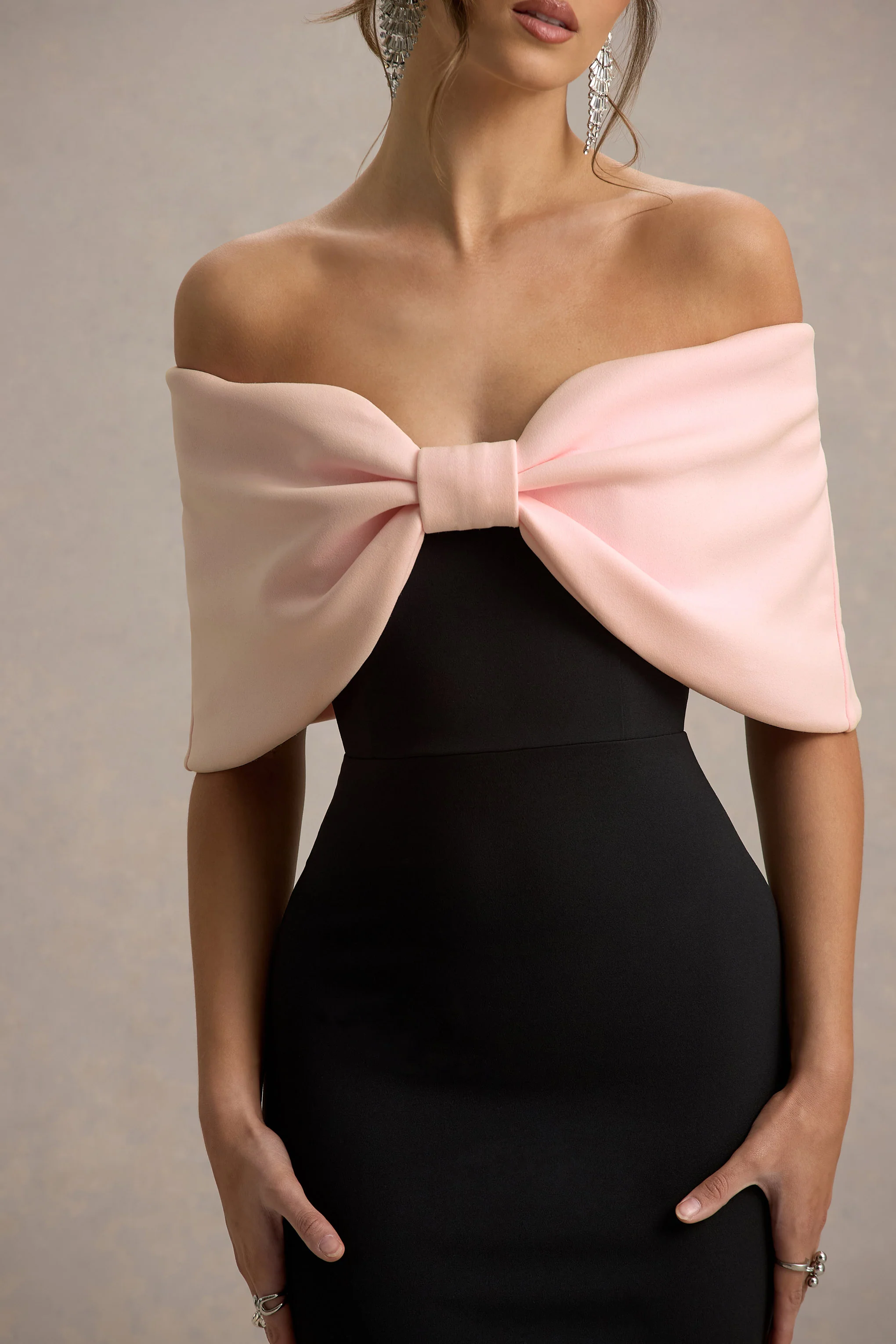 Cornelia | Robe Longue Sans Bretelles Rose et Noire avec Nœud Oversize - Image 3