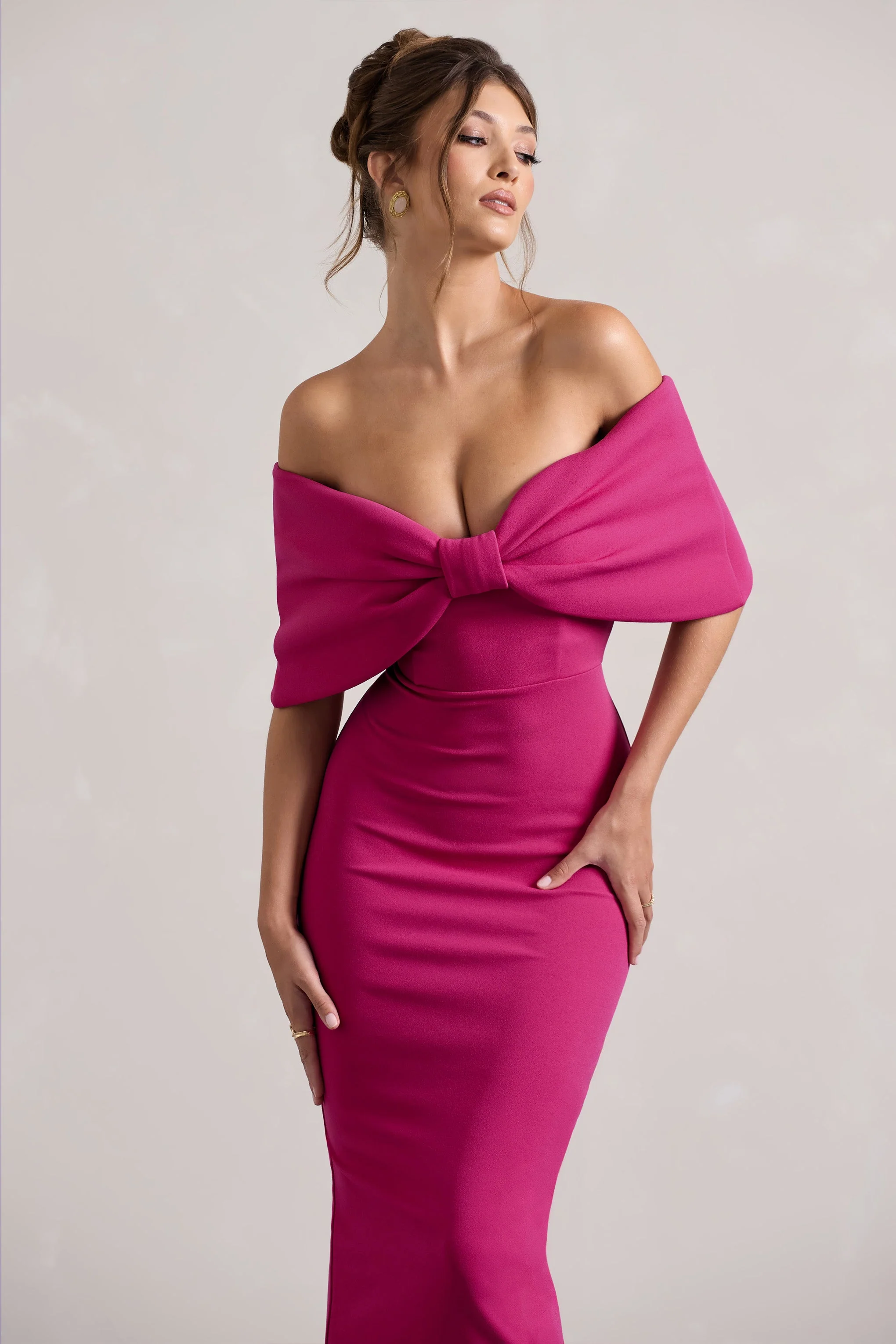Cornelia | Robe longue sans bretelles rose vif avec un nœud surdimentionné - Image 3