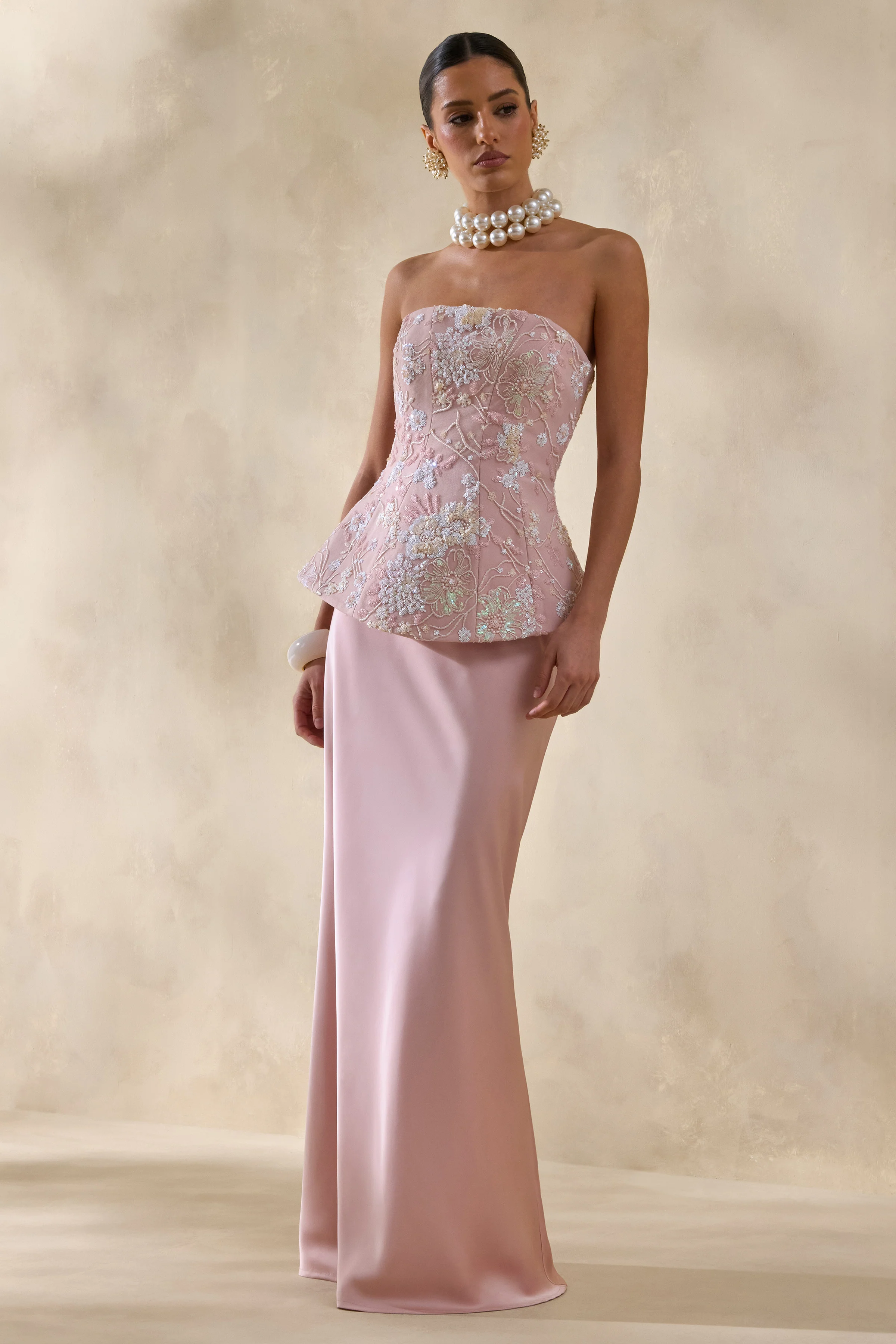 Corvina | Robe longue rose à fleurs ornées avec corset bandeau - Image 4