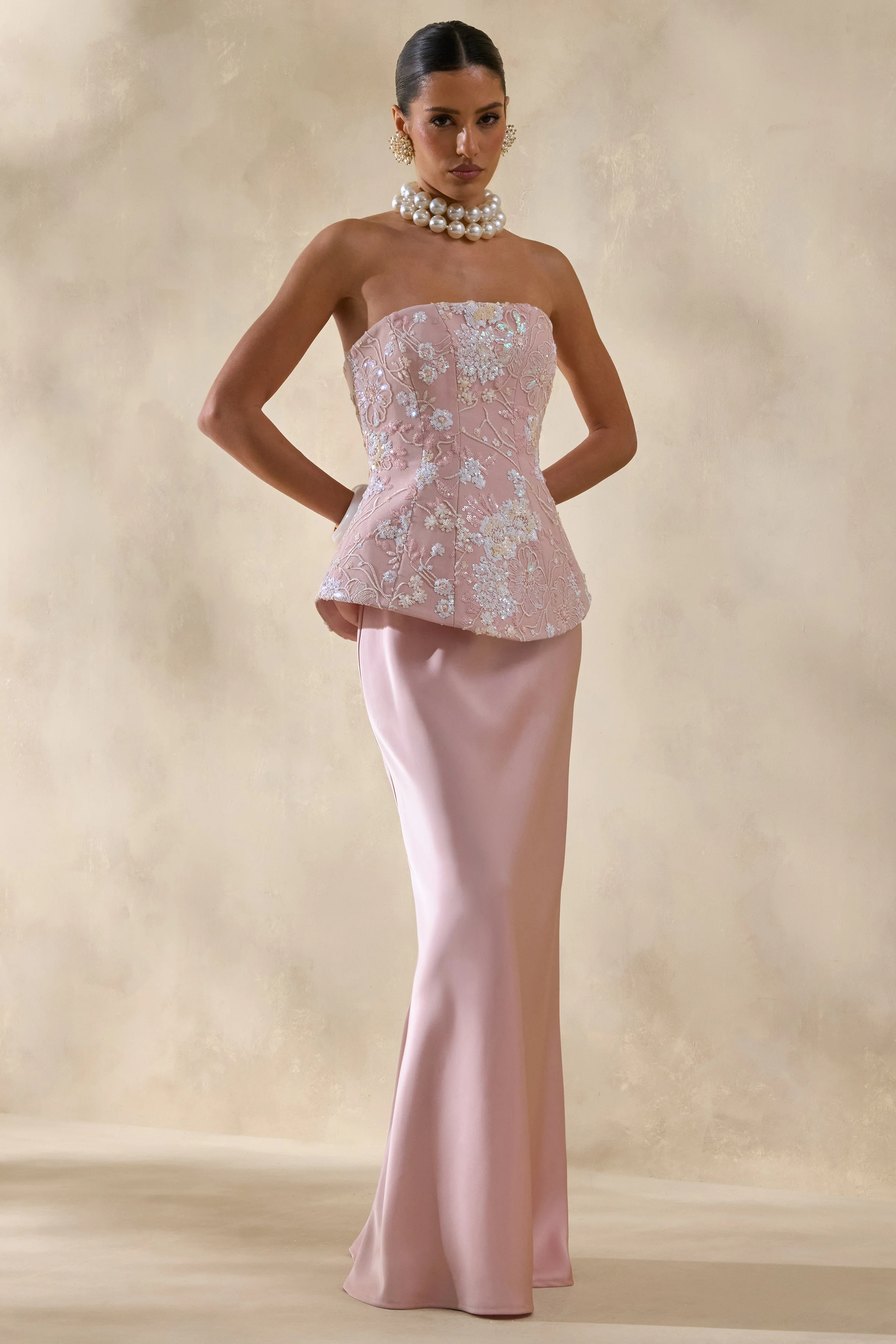 Corvina | Robe longue rose à fleurs ornées avec corset bandeau - Image 5