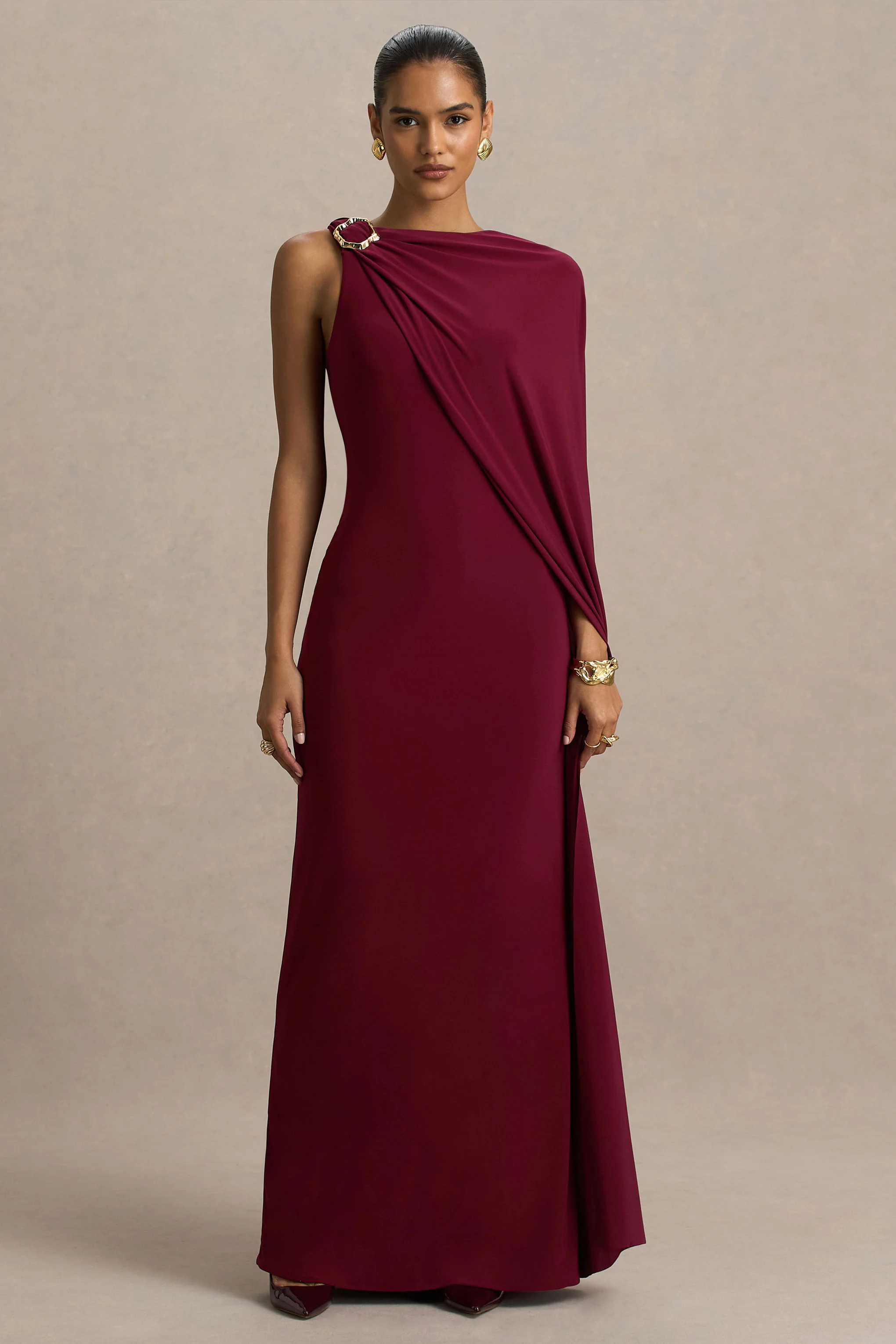 Cressida | Robe longue bordeaux à encolure asymétrique avec cape