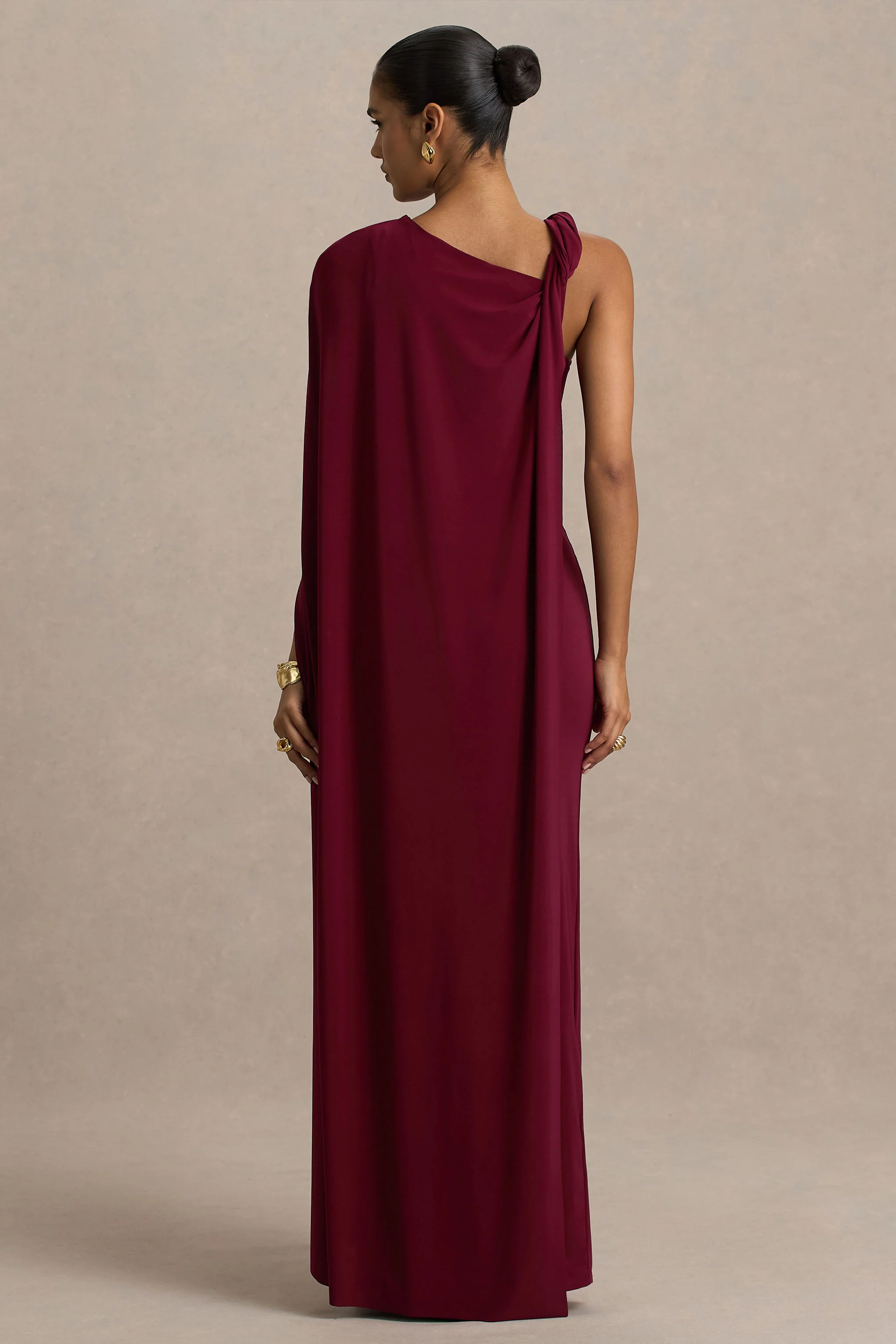 Cressida | Robe longue bordeaux à encolure asymétrique avec cape - Image 2