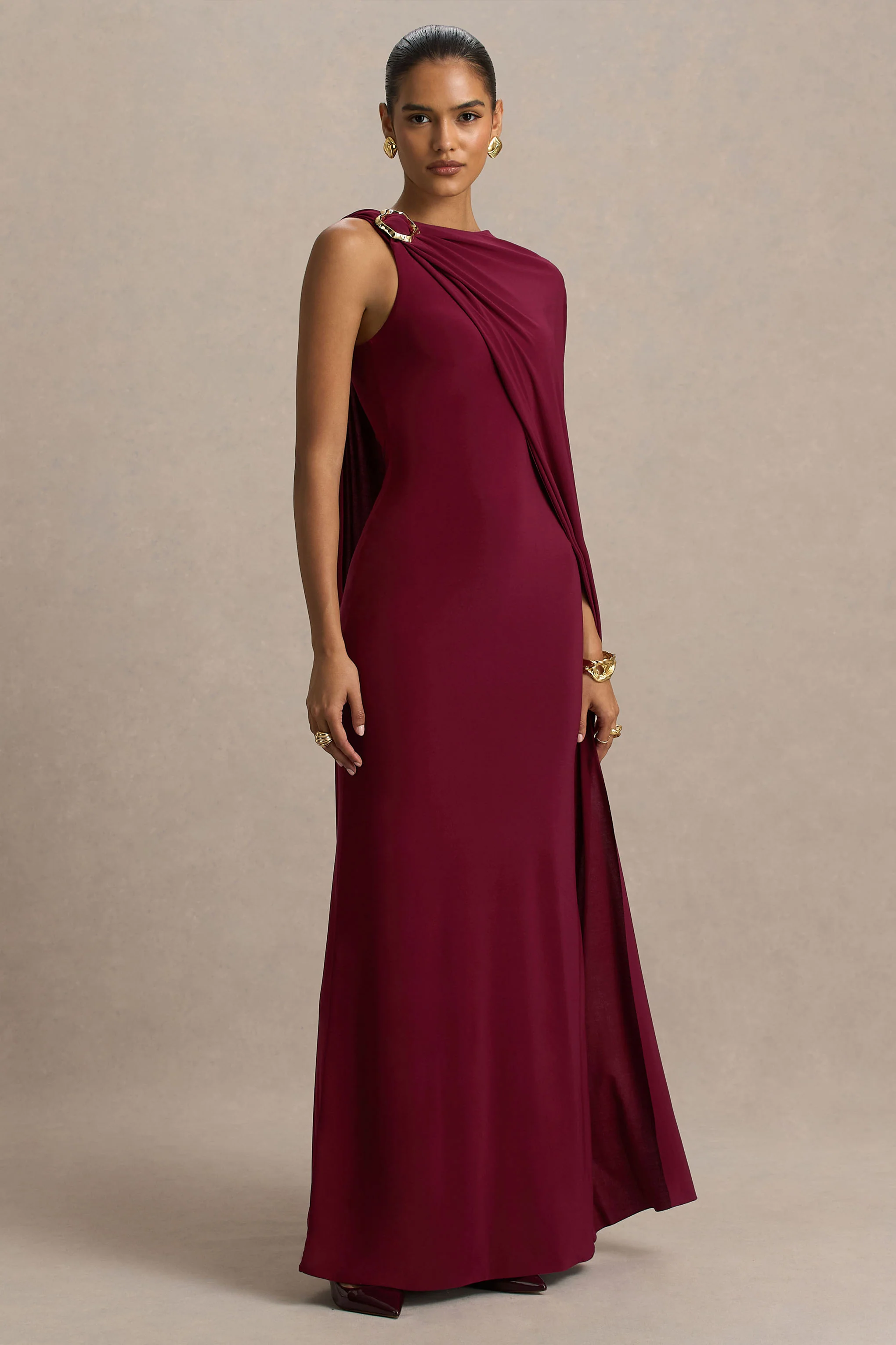 Cressida | Robe longue bordeaux à encolure asymétrique avec cape - Image 4