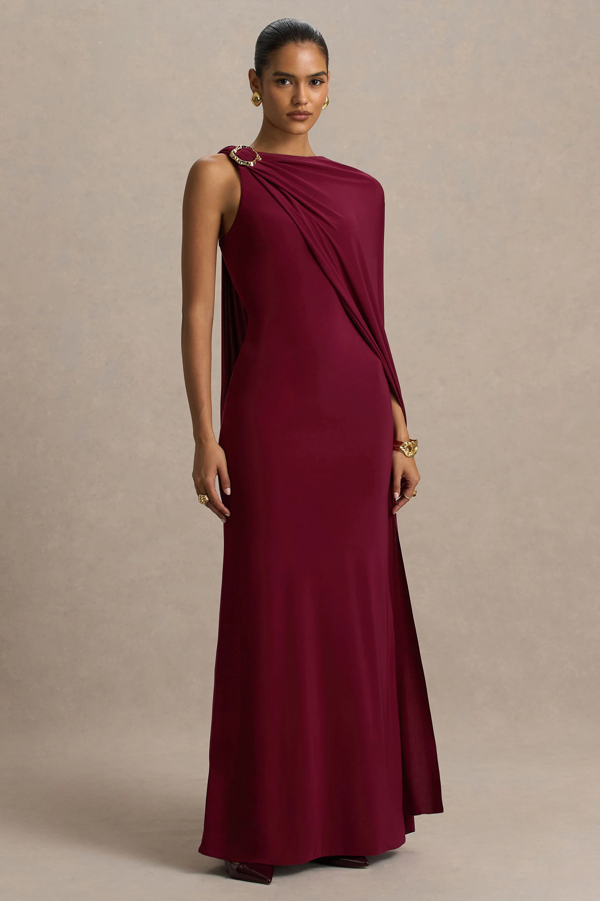 Cressida | Robe longue bordeaux à encolure asymétrique avec cape - Image 5