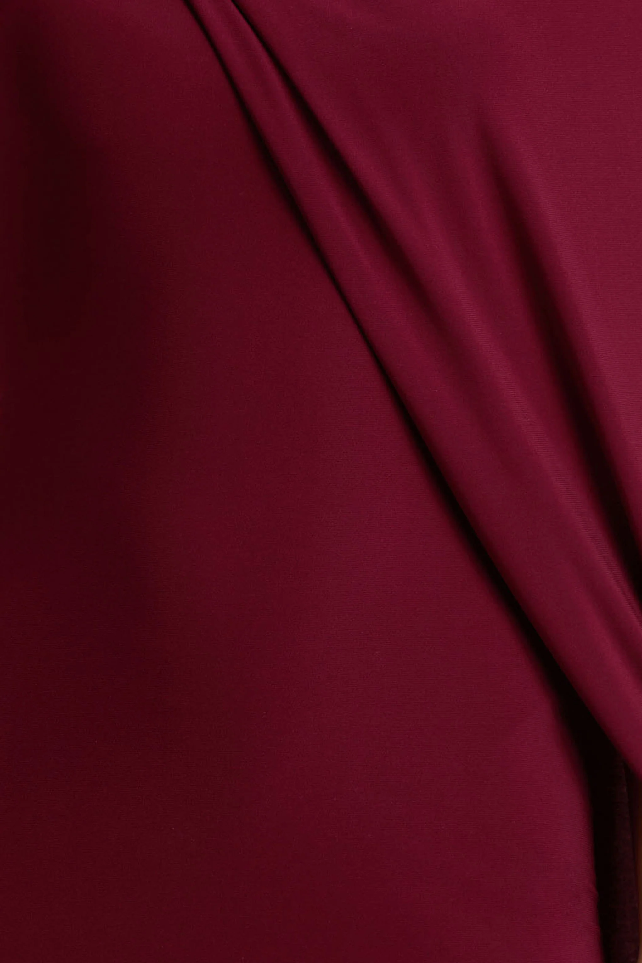 Cressida | Robe longue bordeaux à encolure asymétrique avec cape - Image 6