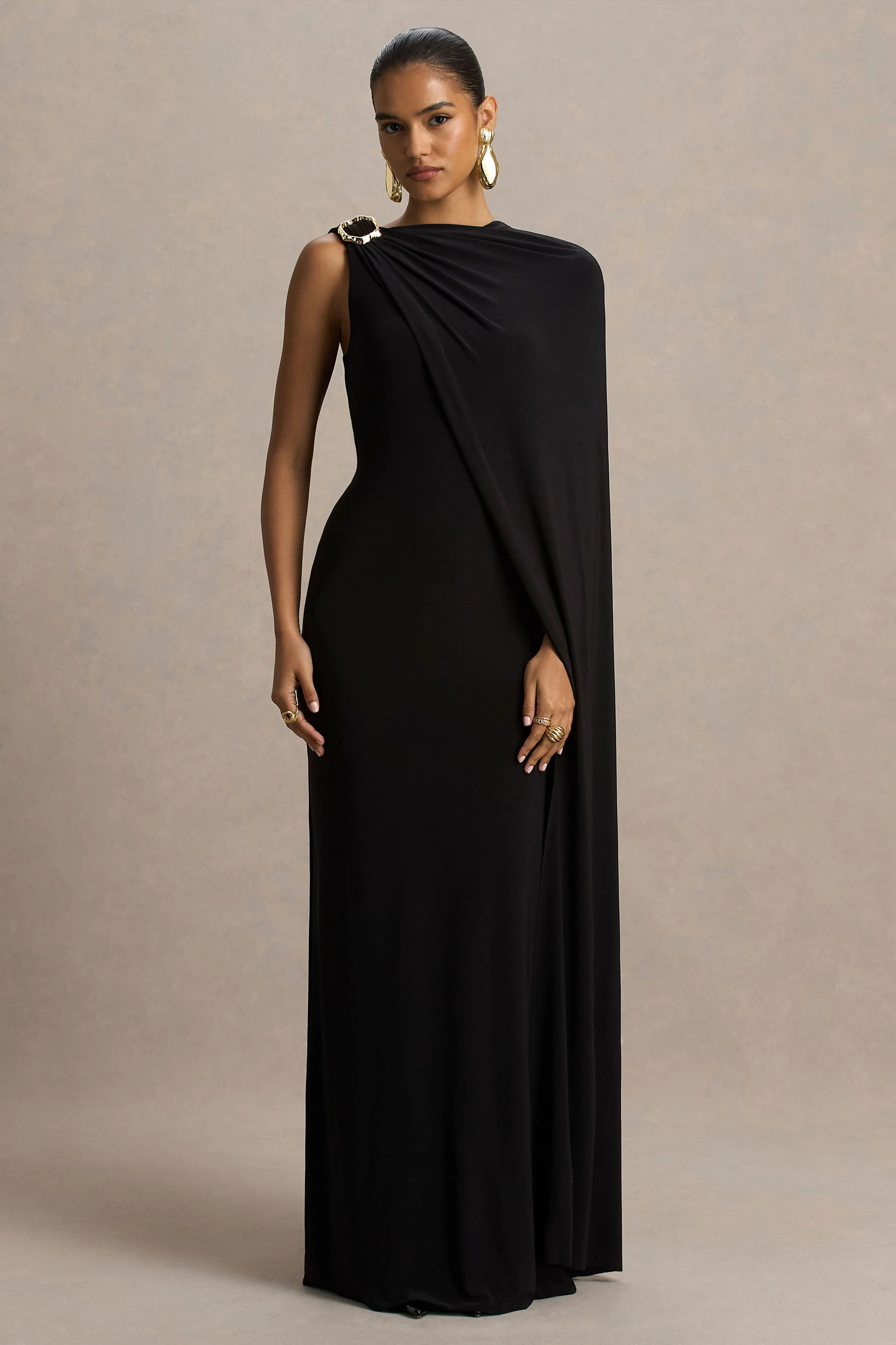 Cressida | Robe longue noire à encolure asymétrique avec cape
