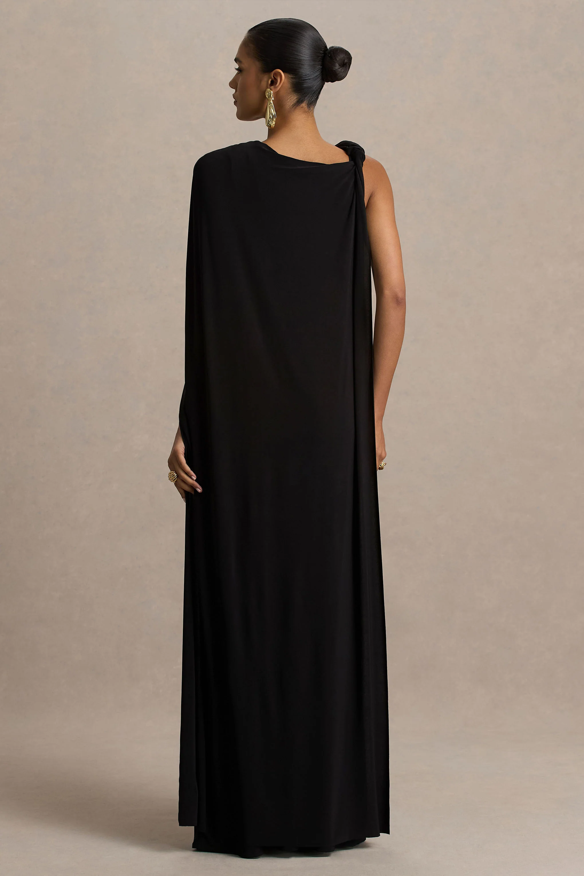Cressida | Robe longue noire à encolure asymétrique avec cape - Image 2