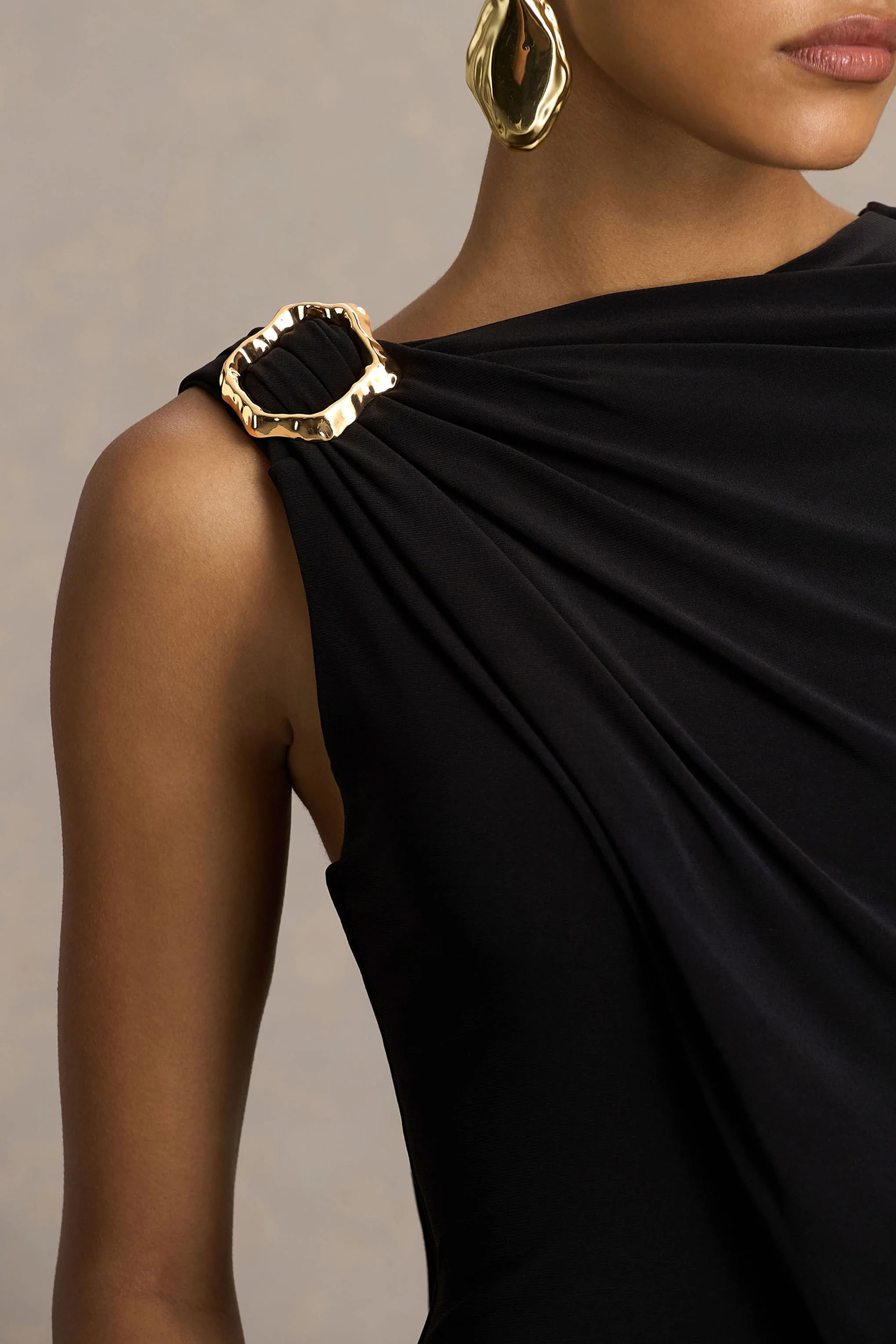 Cressida | Robe longue noire à encolure asymétrique avec cape - Image 3