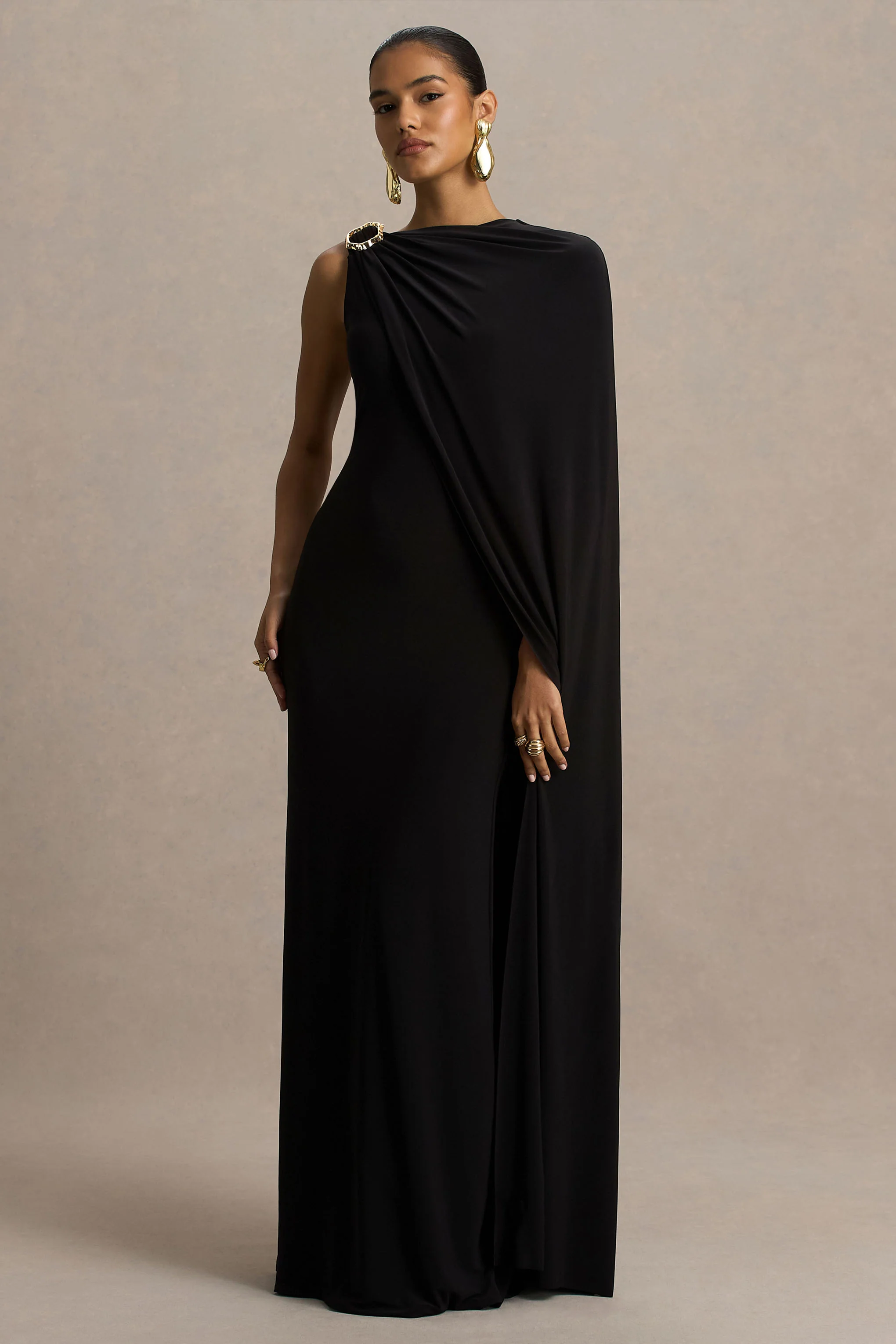 Cressida | Robe longue noire à encolure asymétrique avec cape - Image 4