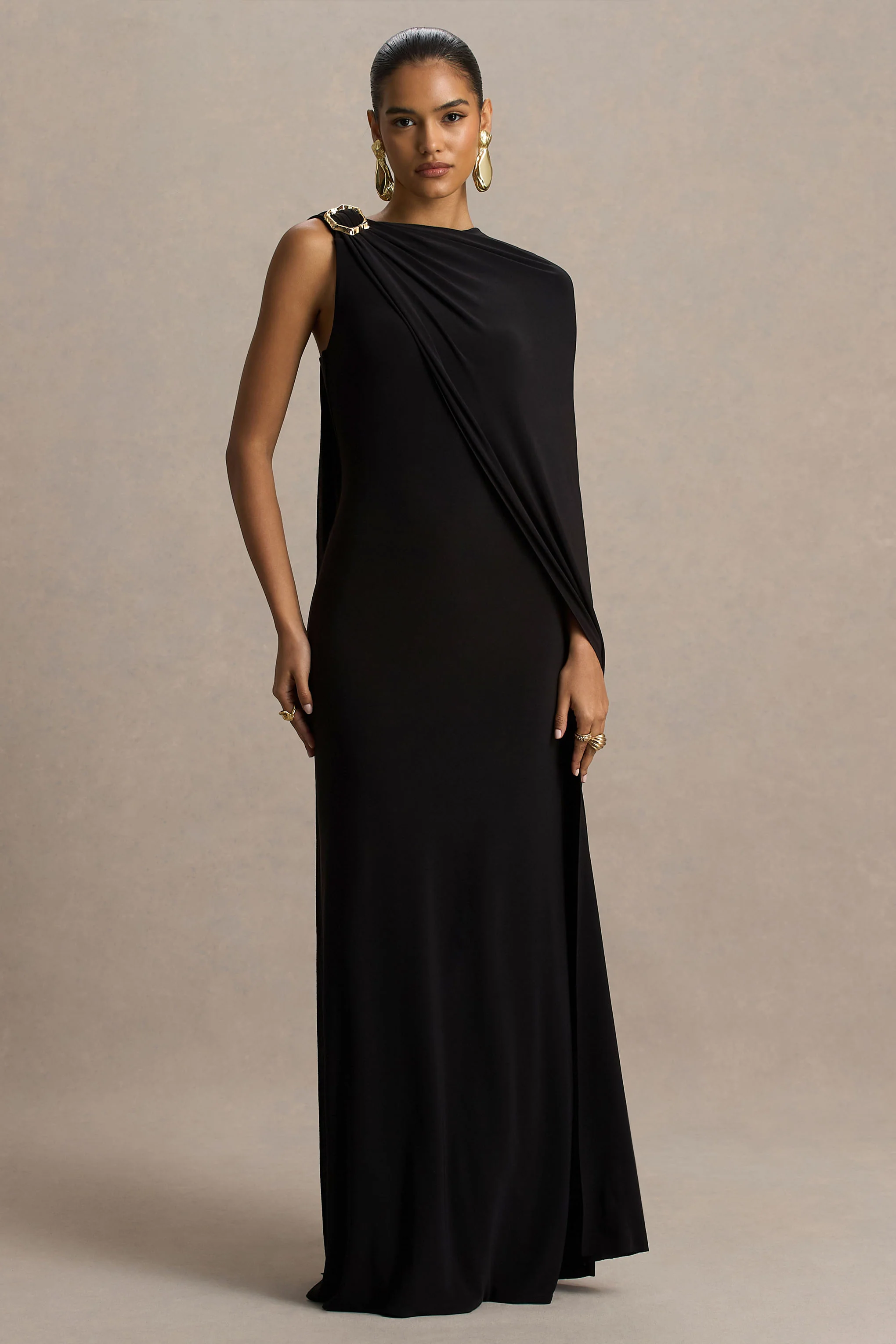Cressida | Robe longue noire à encolure asymétrique avec cape - Image 5