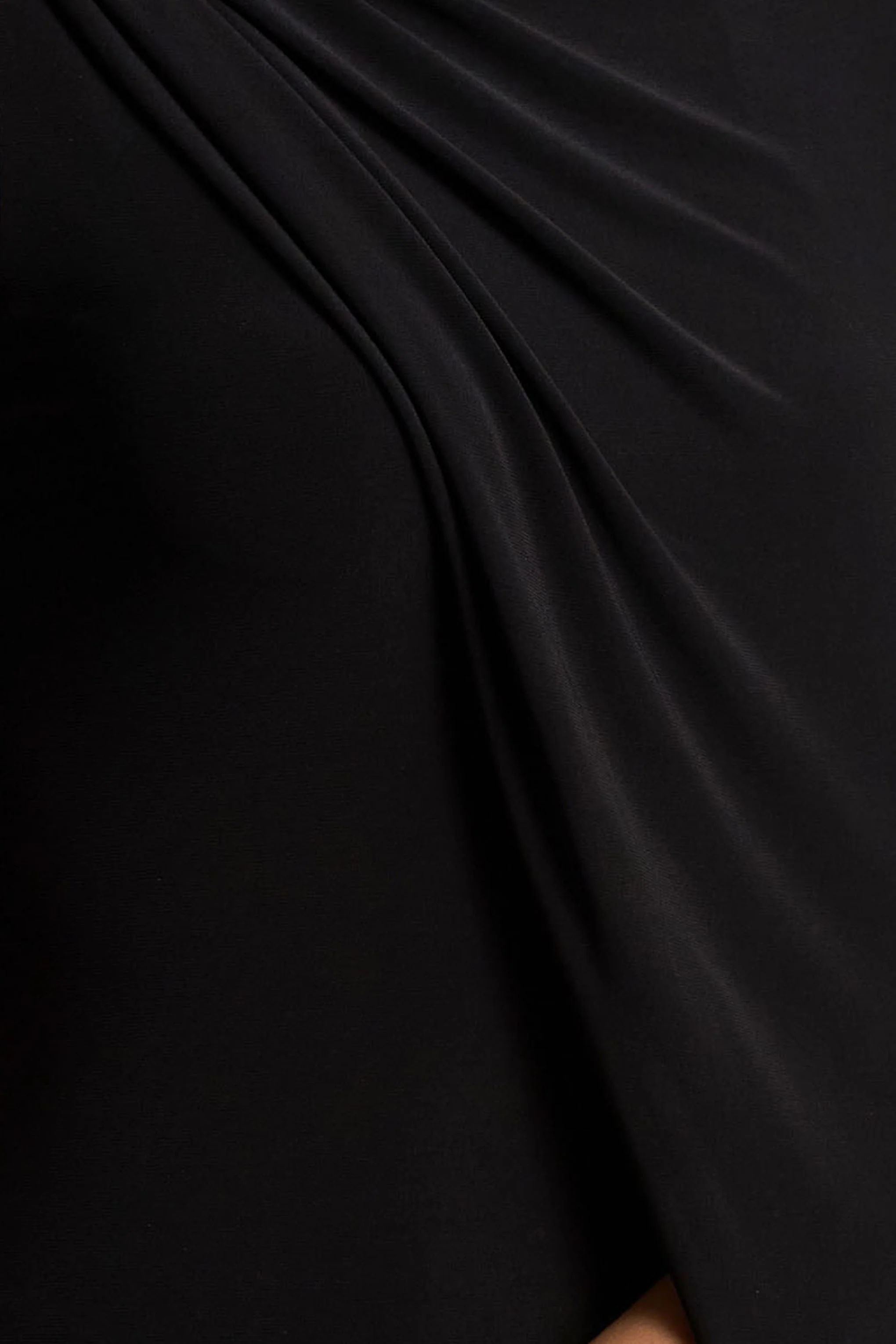 Cressida | Robe longue noire à encolure asymétrique avec cape - Image 6