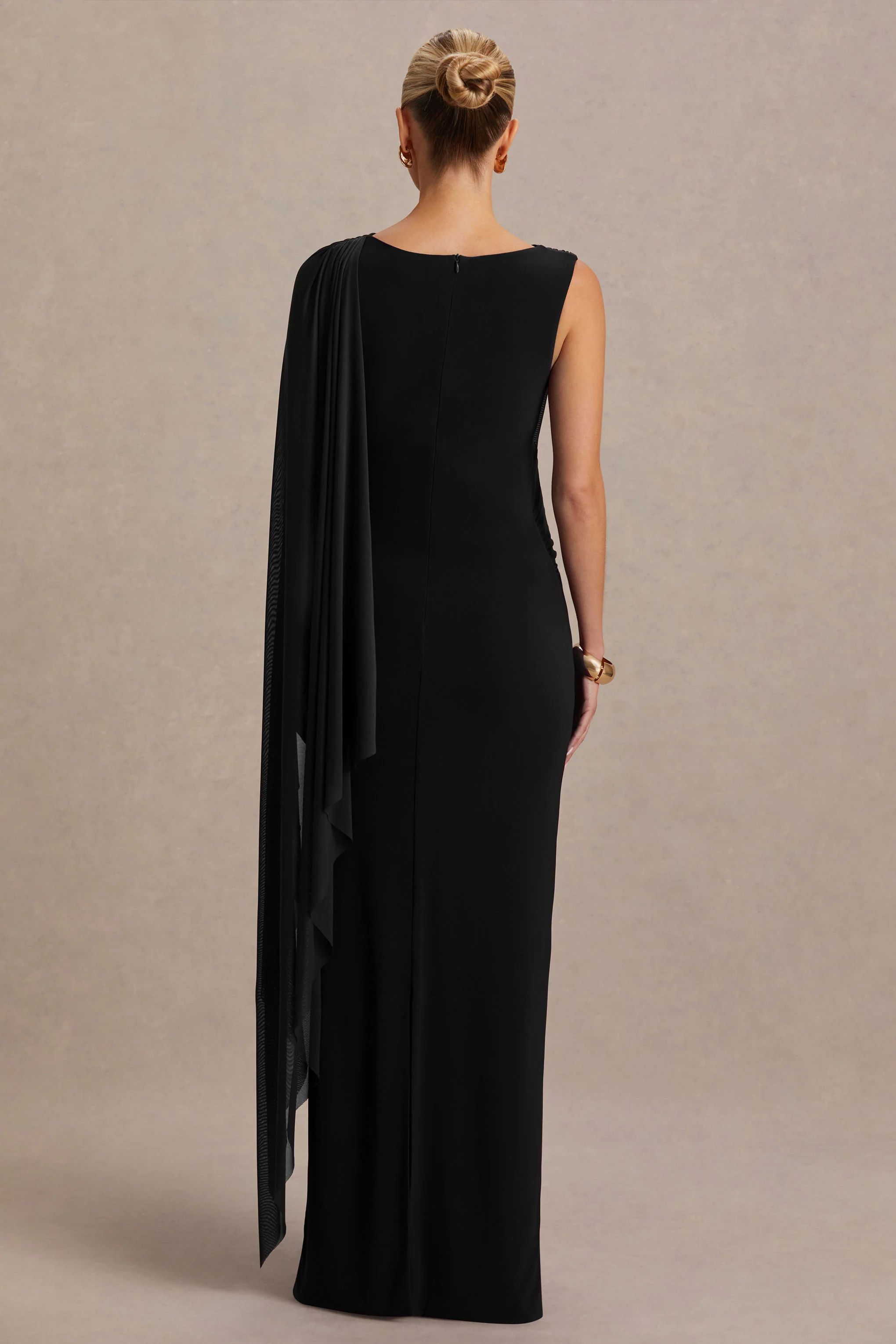 Cristina | Robe longue de maternité noire à encolure haute avec manche-cape - Image 2