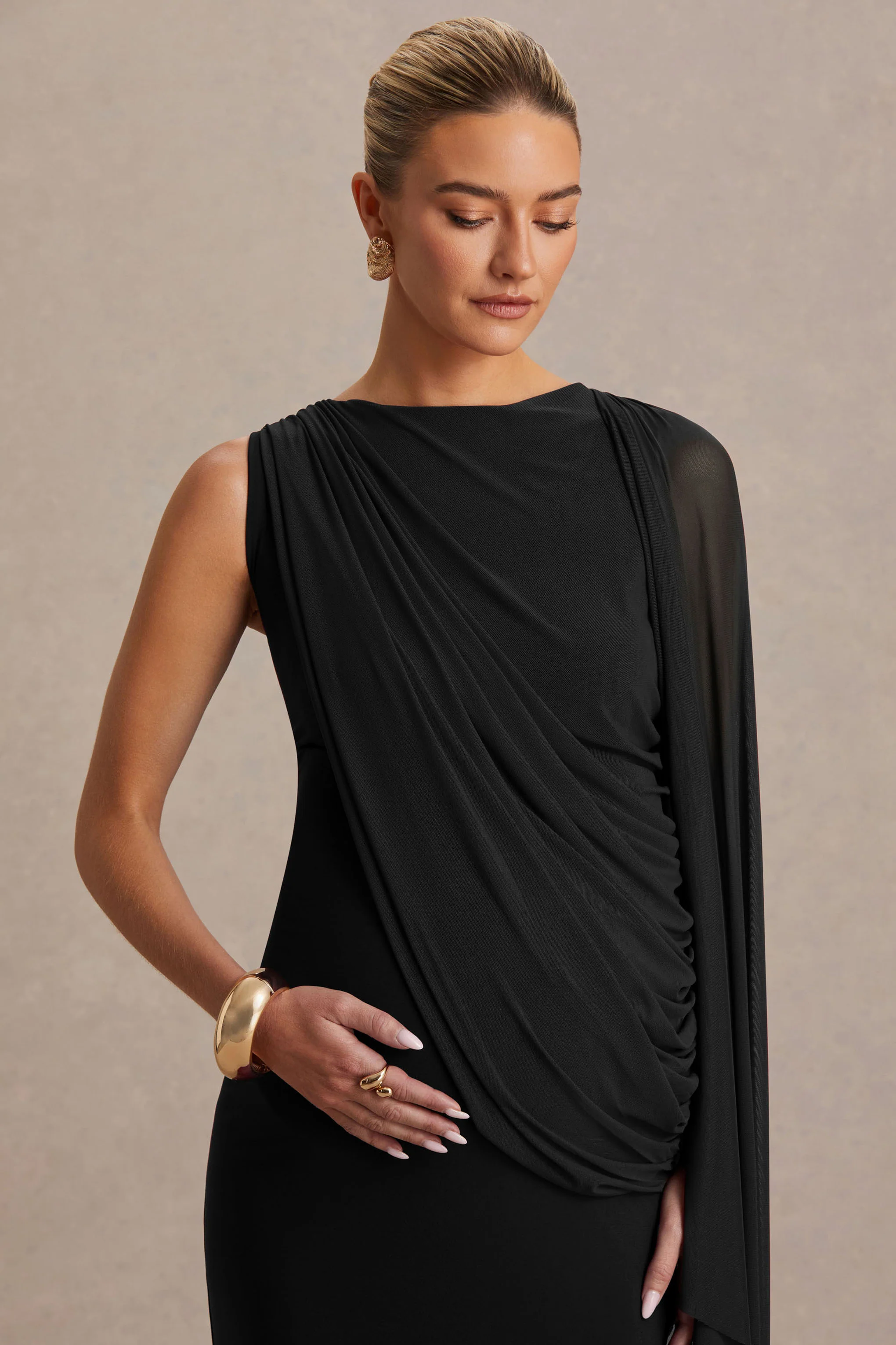 Cristina | Robe longue de maternité noire à encolure haute avec manche-cape - Image 6