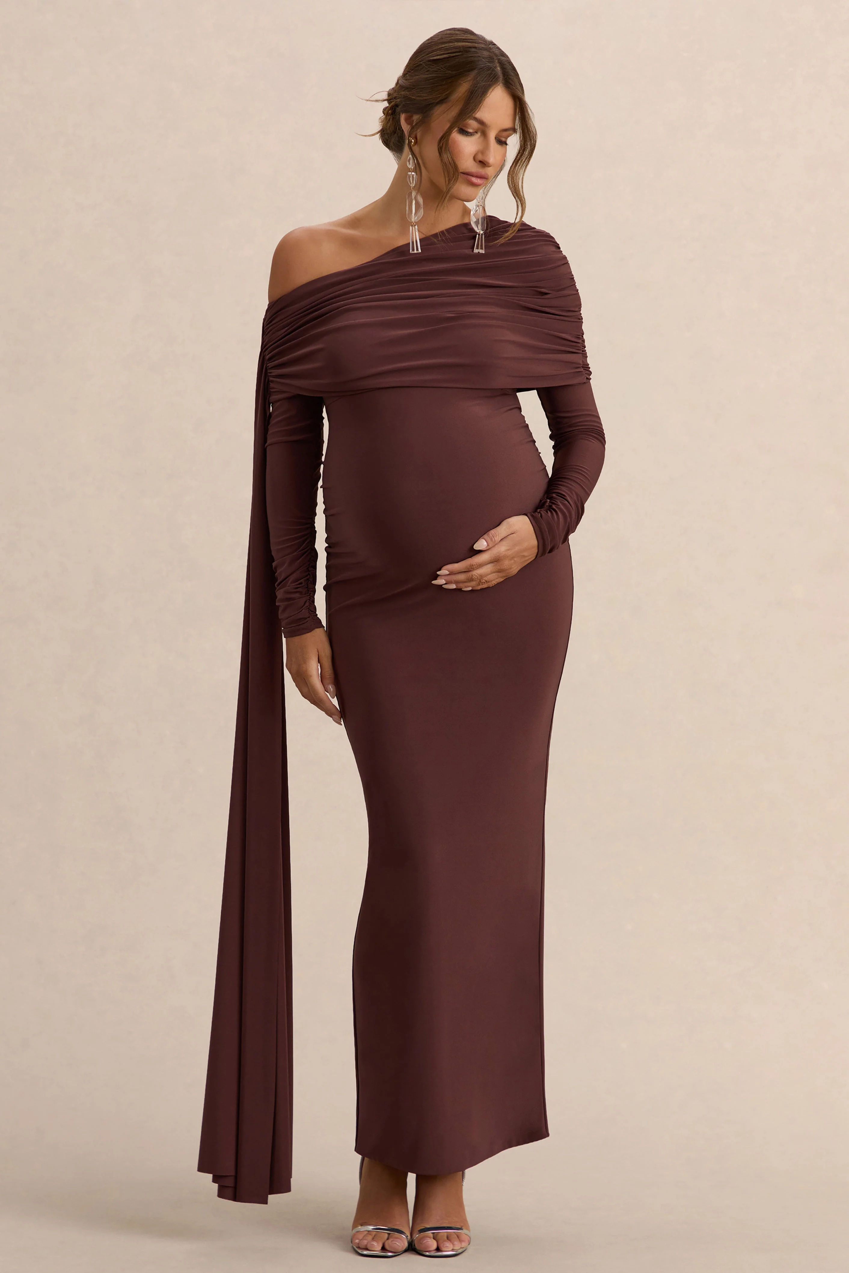 Cyra | Robe Longue de Maternité à Encolure Asymétrique Marron avec Détail de Ceinture - Image 3