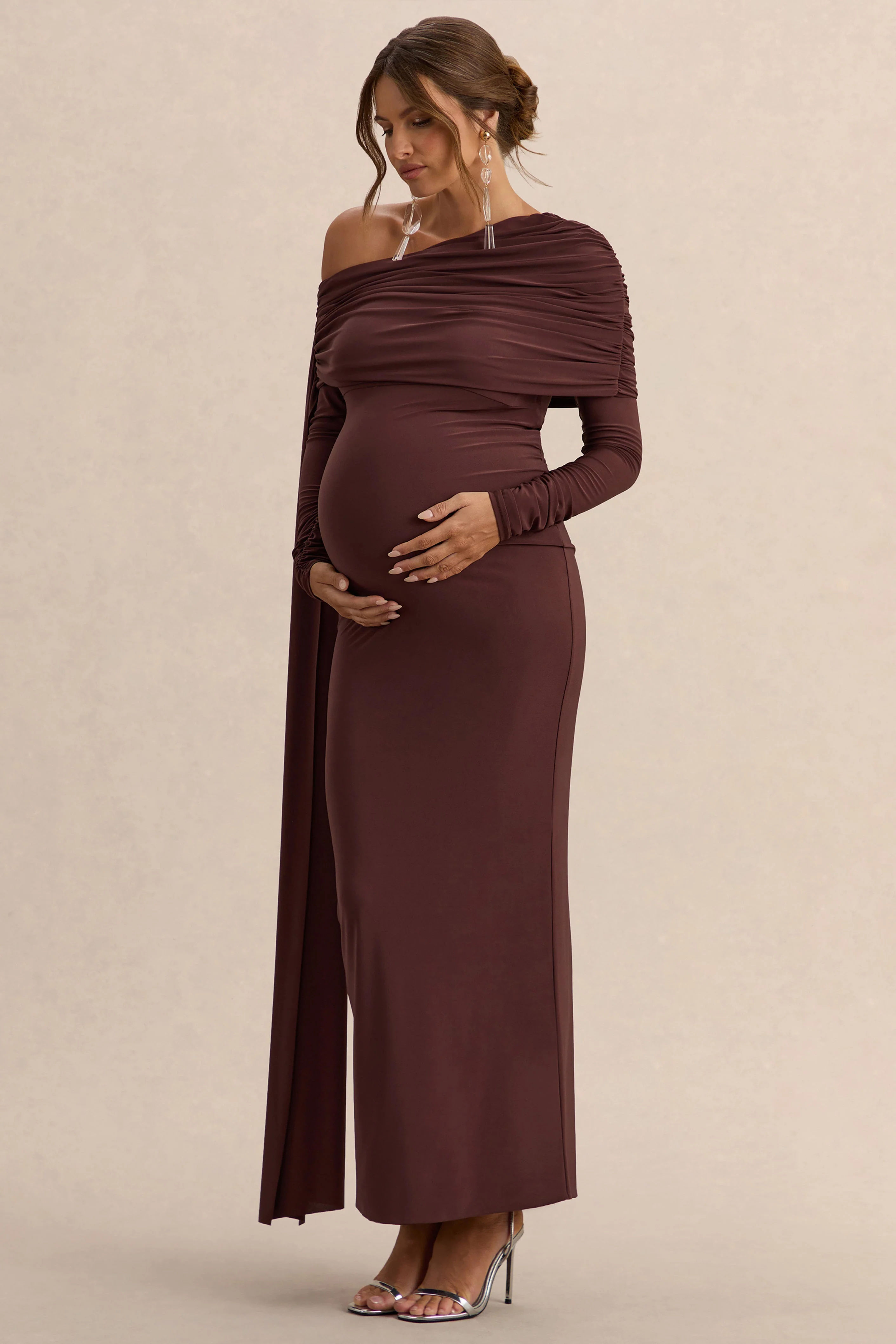 Cyra | Robe Longue de Maternité à Encolure Asymétrique Marron avec Détail de Ceinture - Image 4