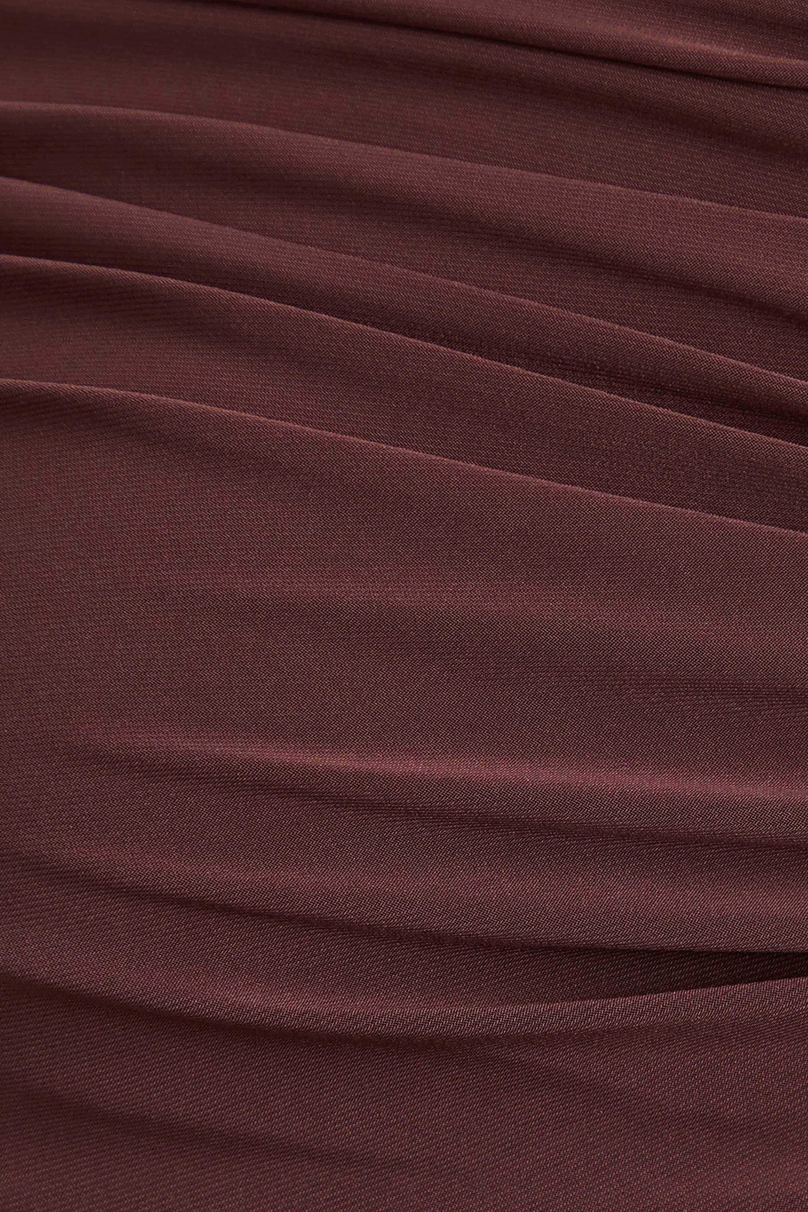 Cyra | Robe Longue de Maternité à Encolure Asymétrique Marron avec Détail de Ceinture - Image 5