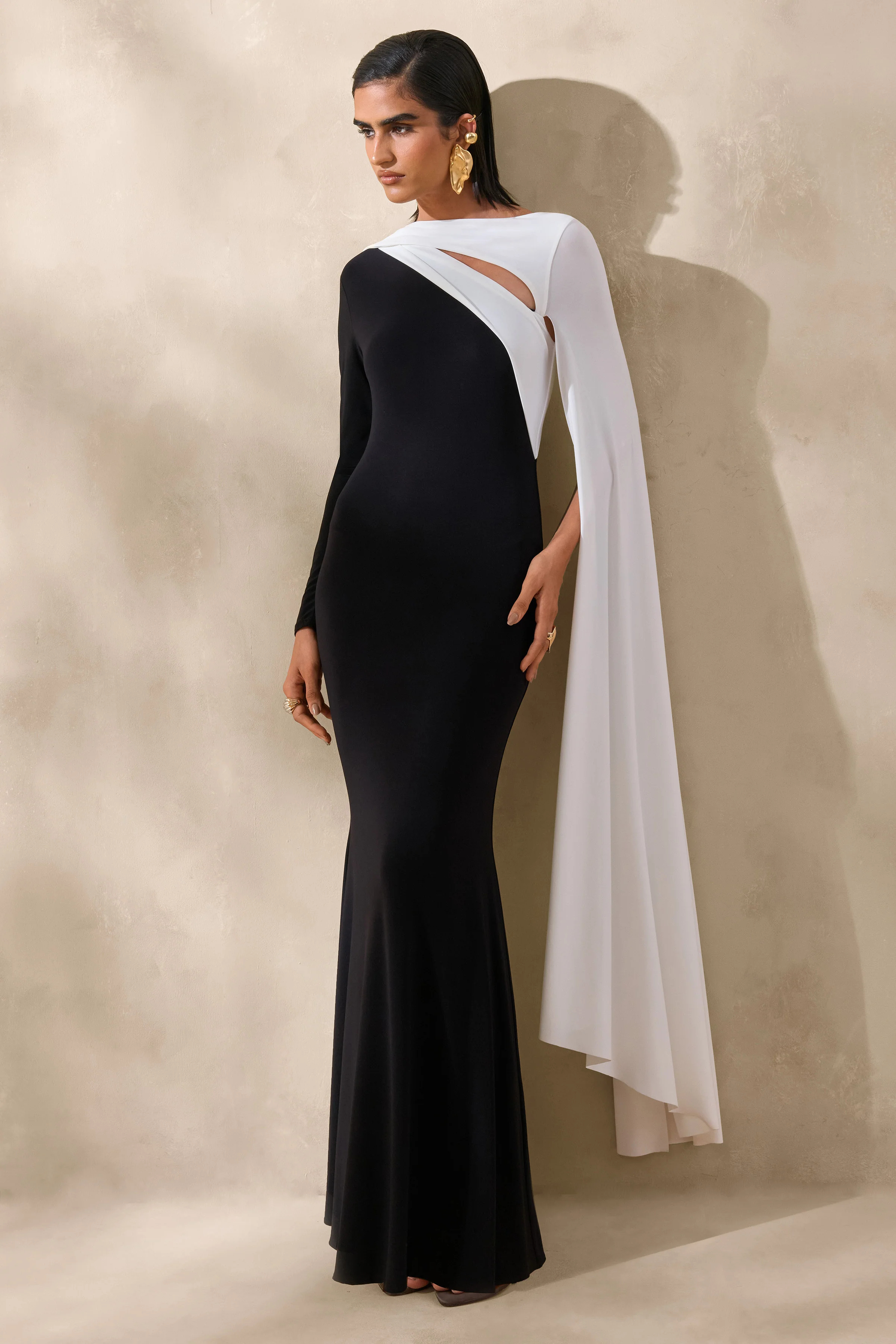 Dabria | Robe longue noire et blanche à encolure asymétrique avec manche cape
