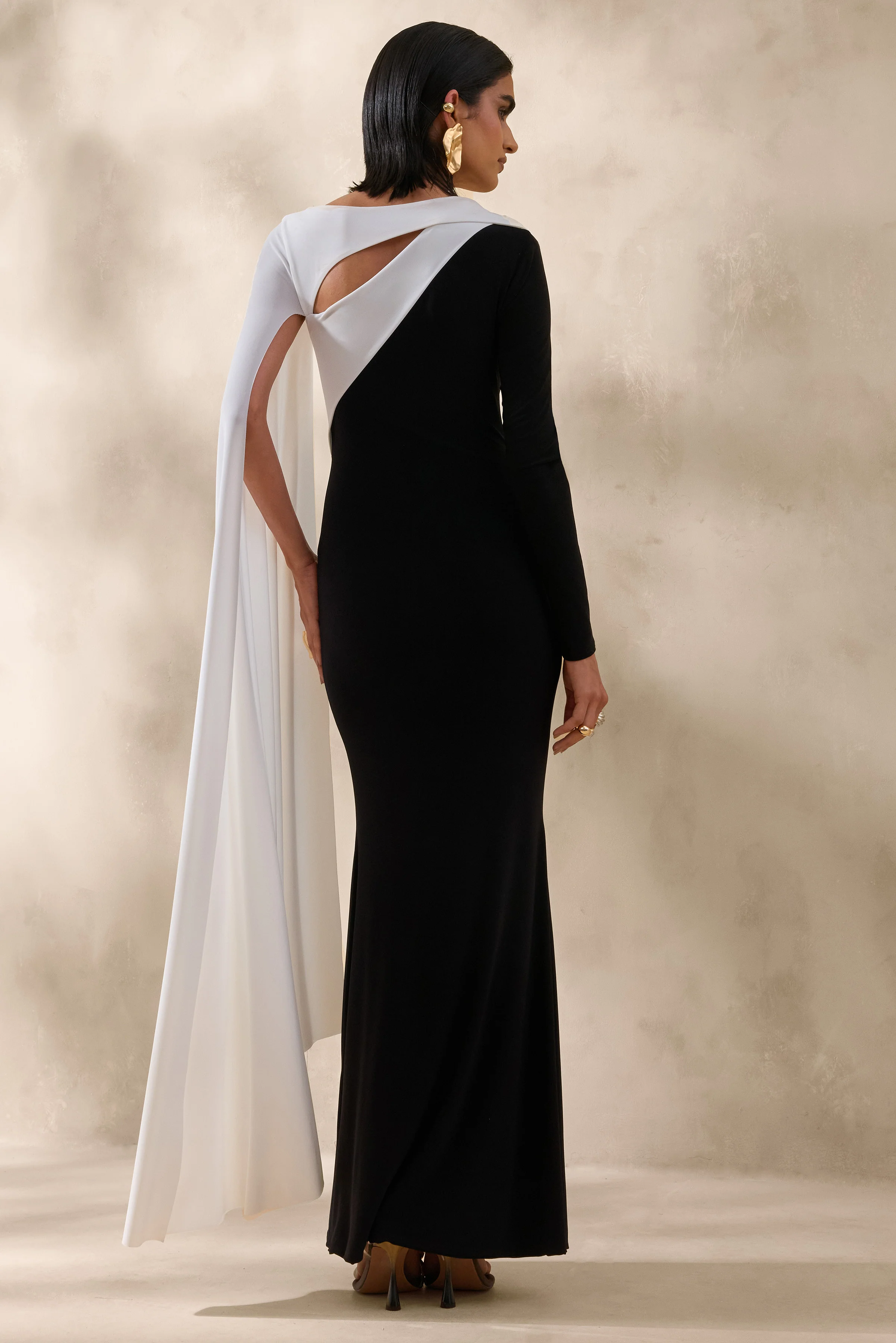 Dabria | Robe longue noire et blanche à encolure asymétrique avec manche cape - Image 2