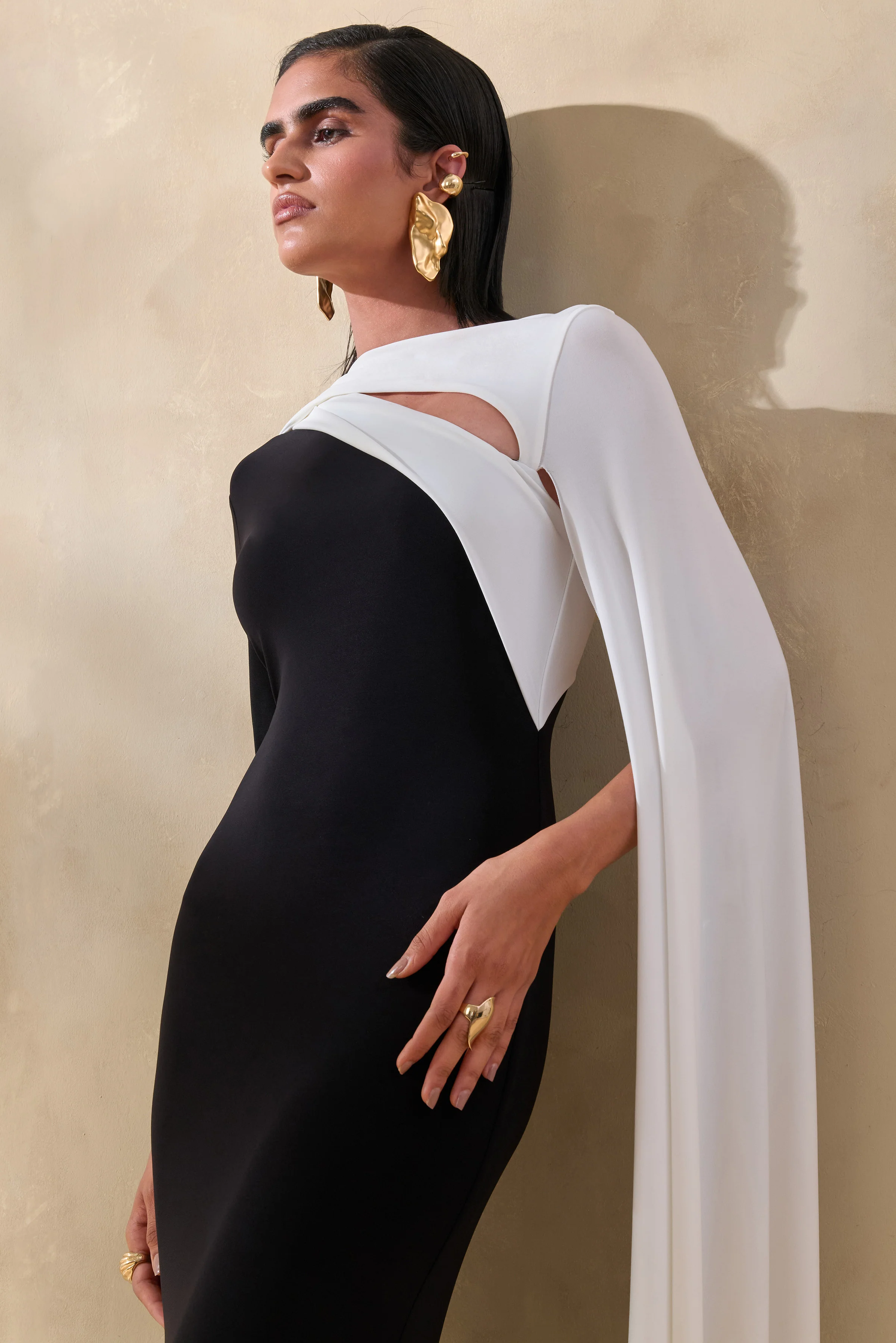 Dabria | Robe longue noire et blanche à encolure asymétrique avec manche cape - Image 3