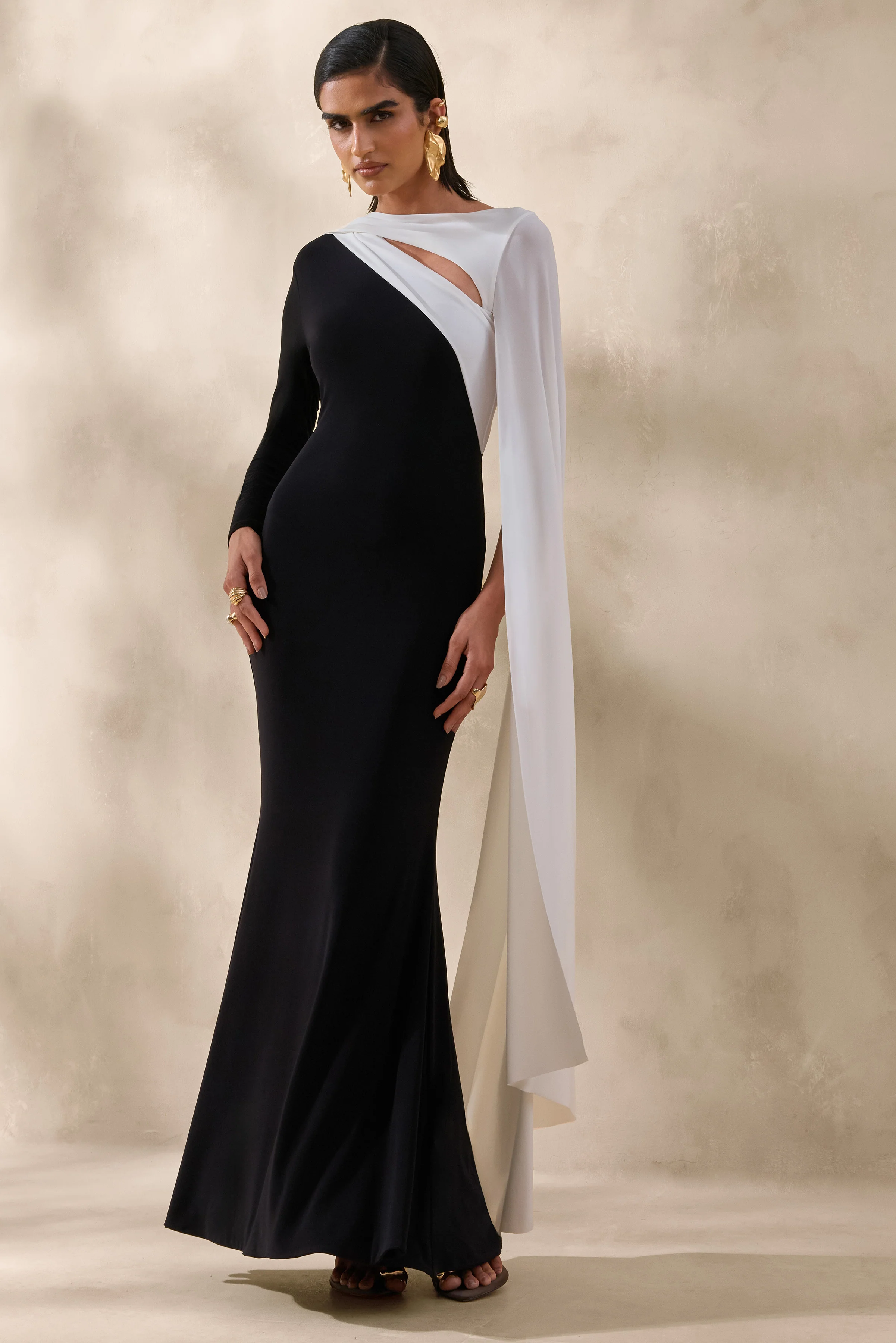 Dabria | Robe longue noire et blanche à encolure asymétrique avec manche cape - Image 4