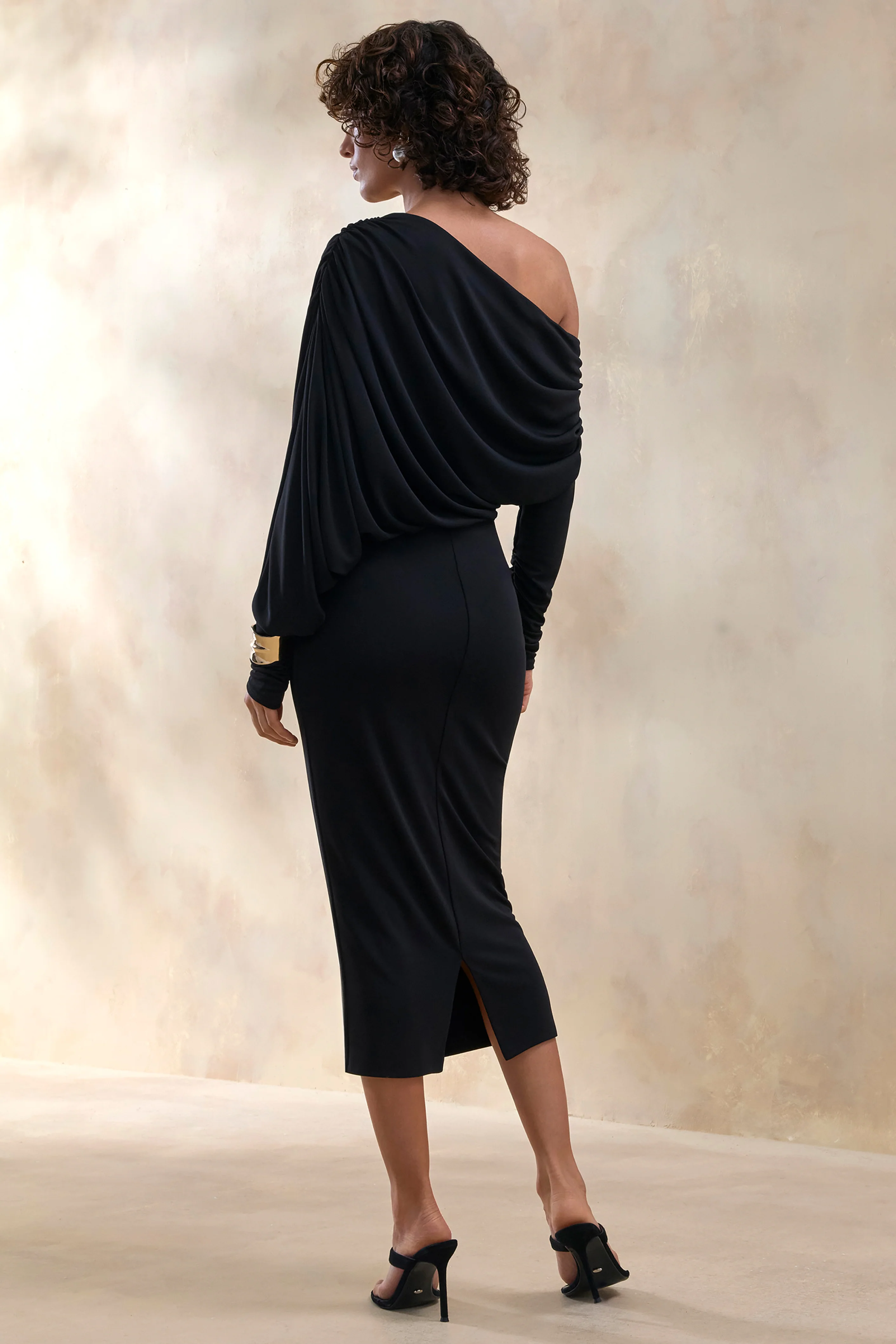 Dalissa | Robe mi-longue noire à encolure asymétrique avec détails drapés - Image 2