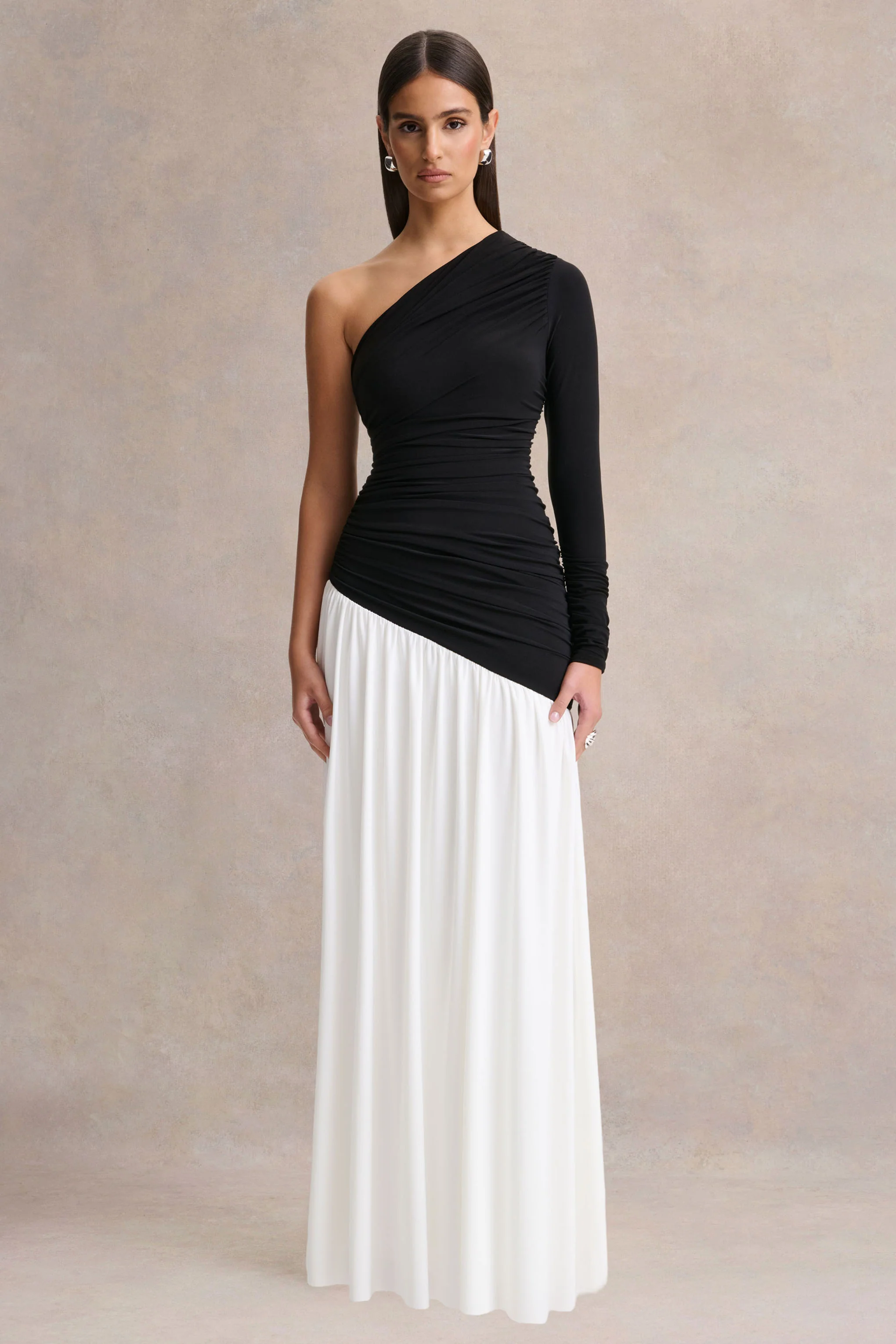 Danila | Robe longue noire et blanche à encolure asymétrique avec taille basse