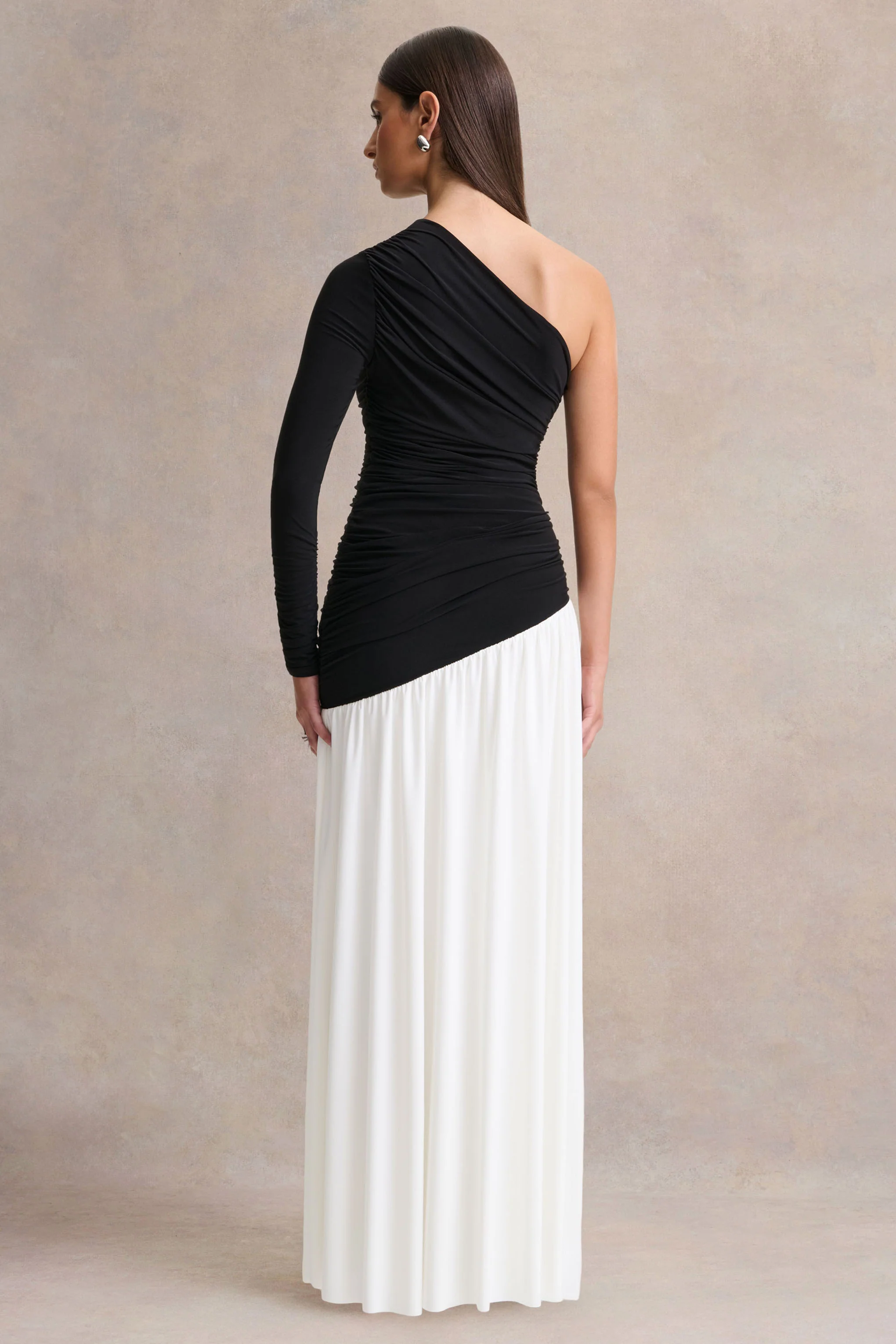 Danila | Robe longue noire et blanche à encolure asymétrique avec taille basse - Image 2