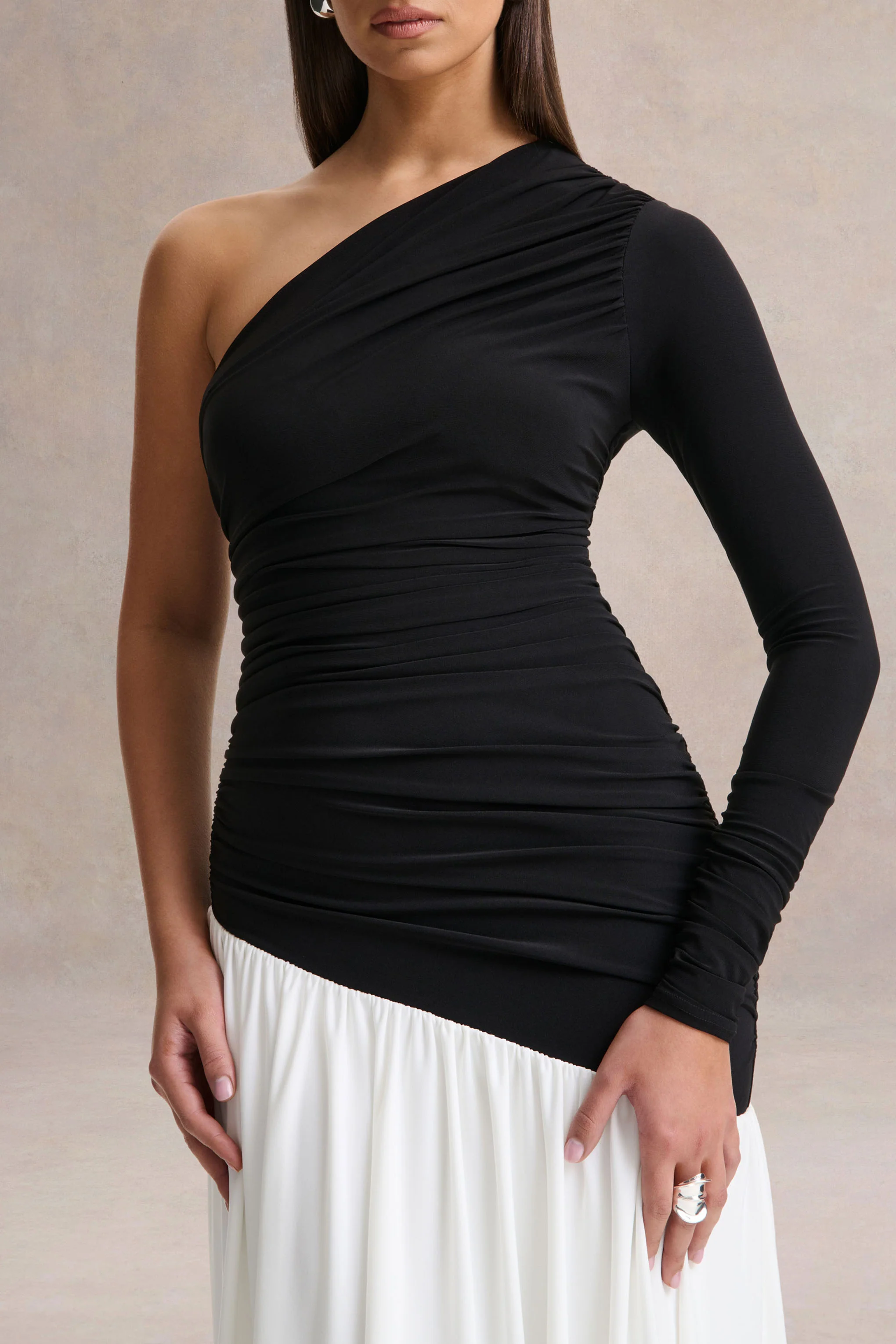Danila | Robe longue noire et blanche à encolure asymétrique avec taille basse - Image 3