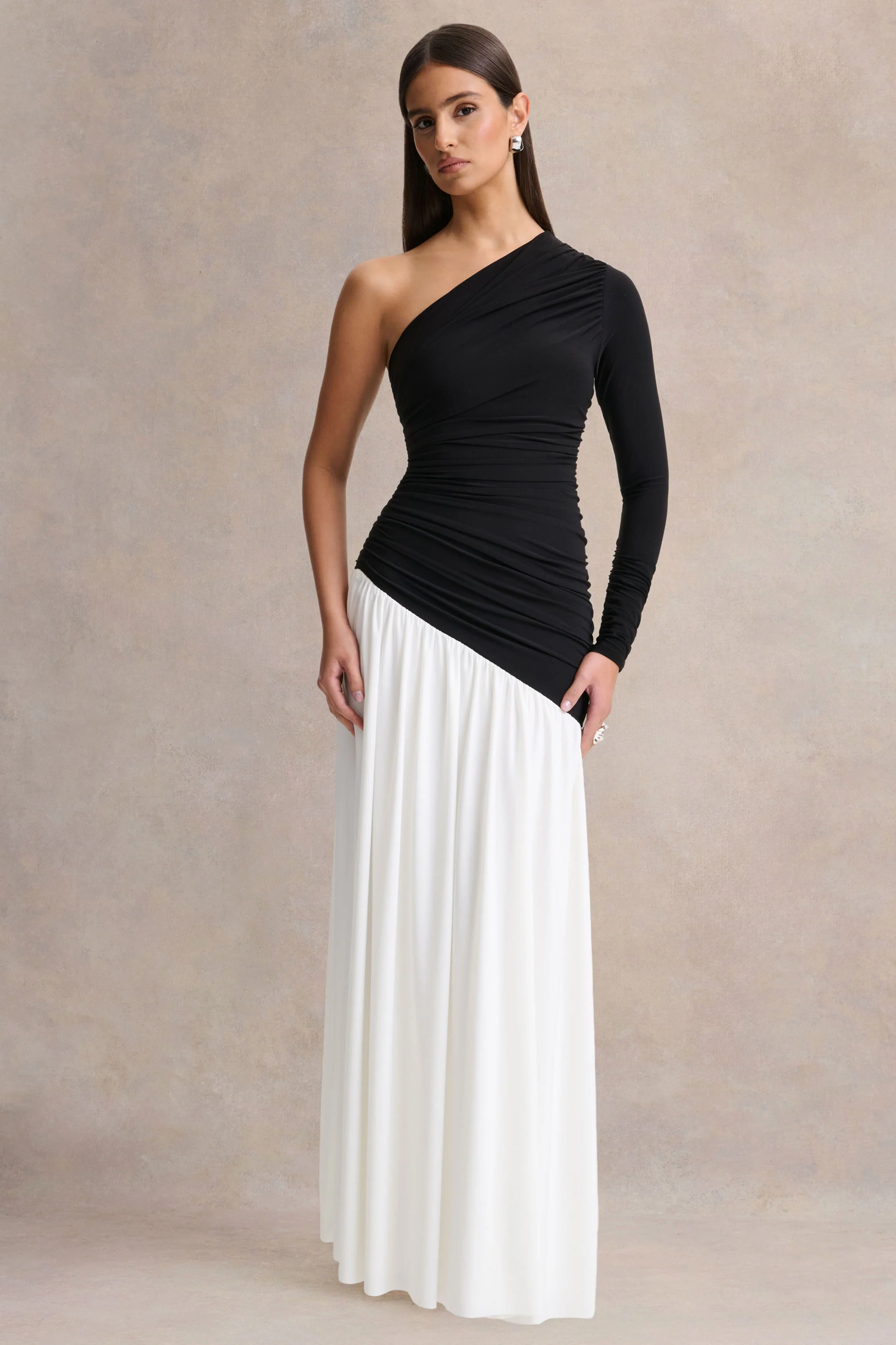 Danila | Robe longue noire et blanche à encolure asymétrique avec taille basse - Image 4