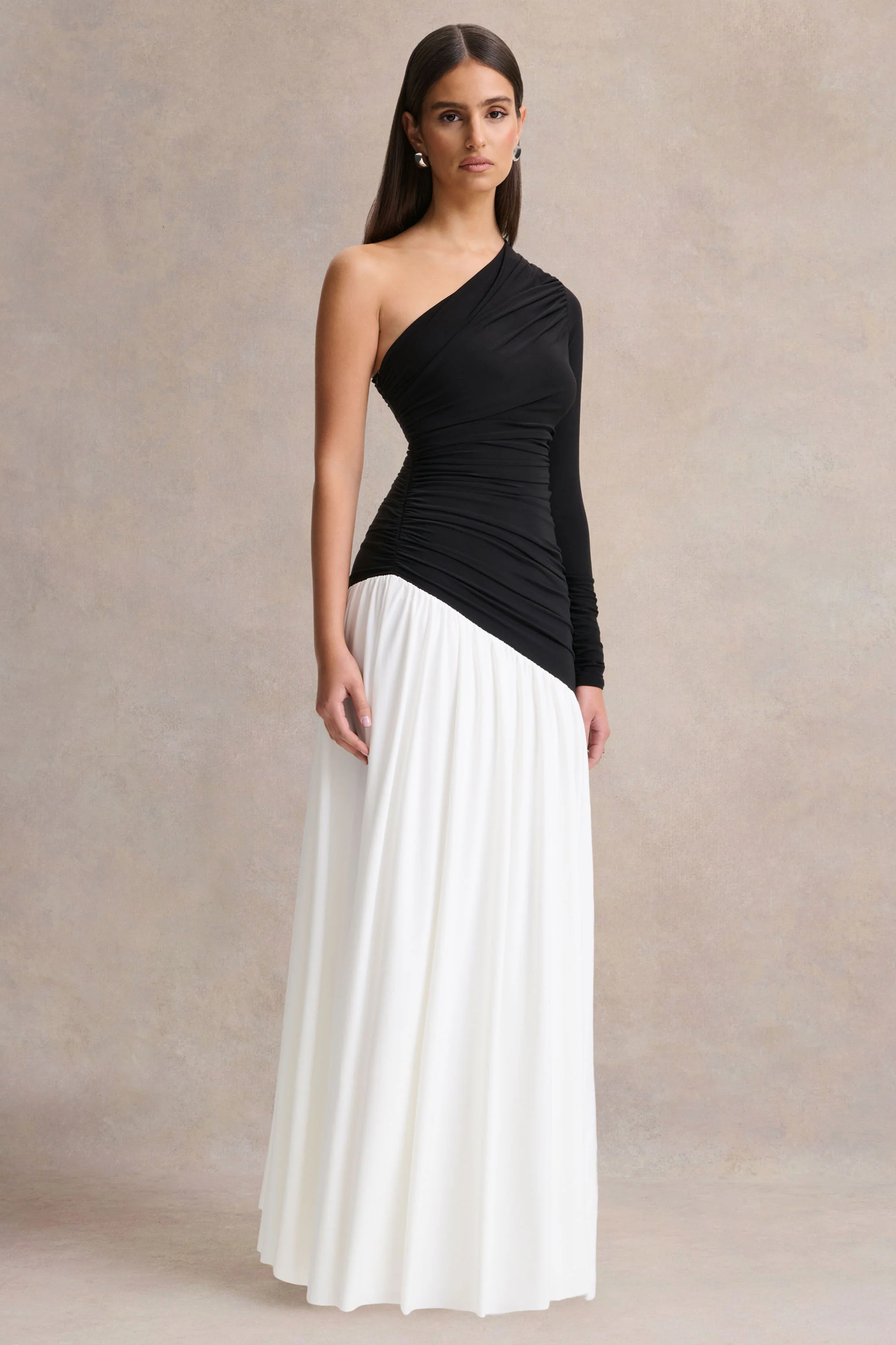 Danila | Robe longue noire et blanche à encolure asymétrique avec taille basse - Image 5
