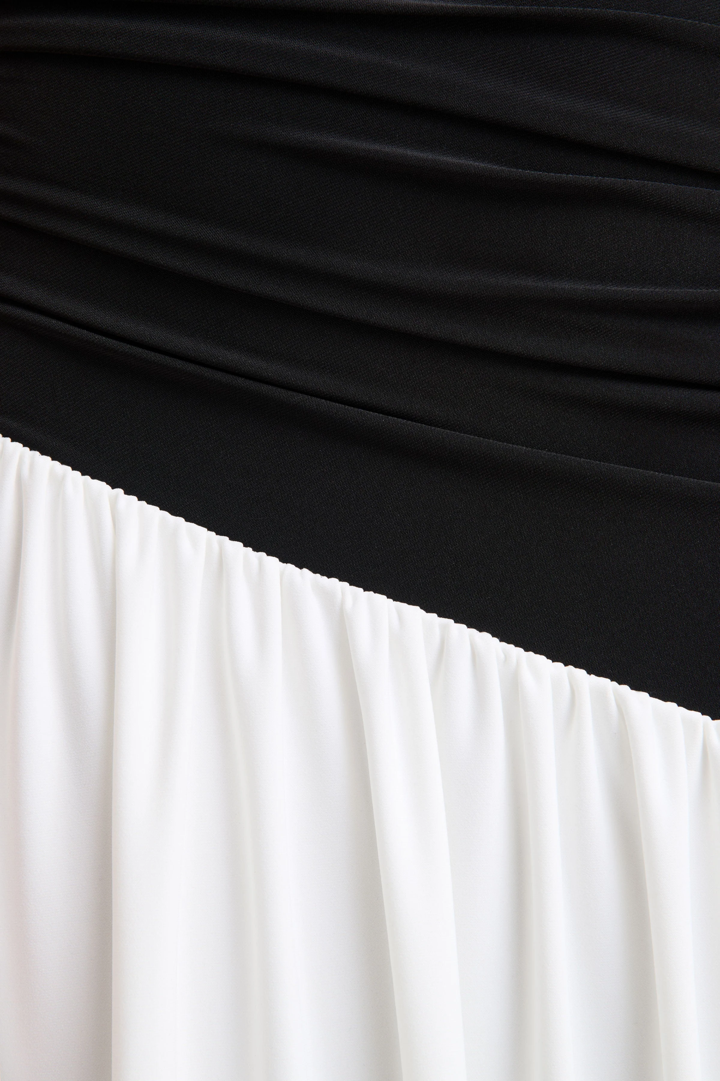Danila | Robe longue noire et blanche à encolure asymétrique avec taille basse - Image 6
