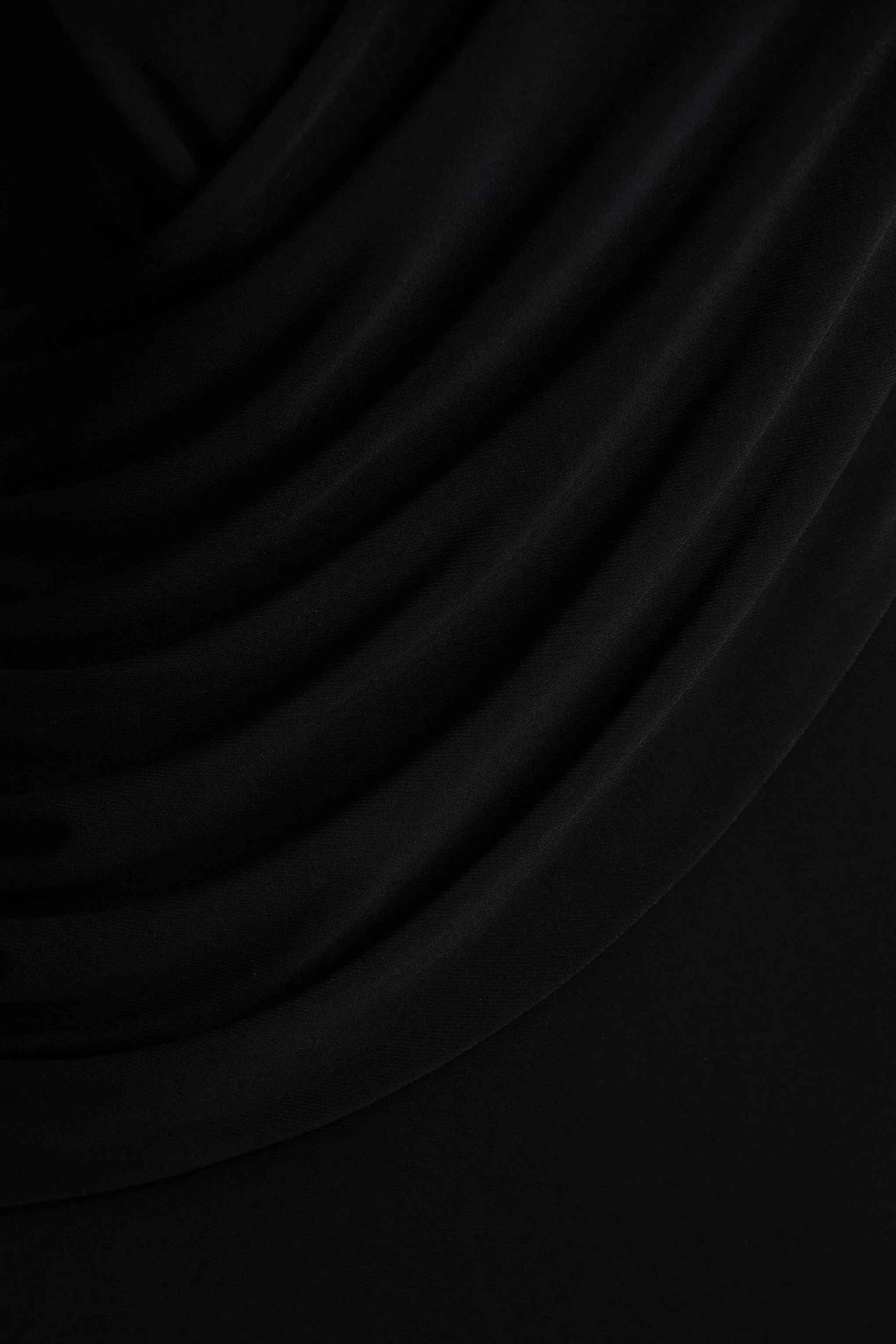 Daphira | Robe longue noire à décolleté plongeant extrême - Image 6